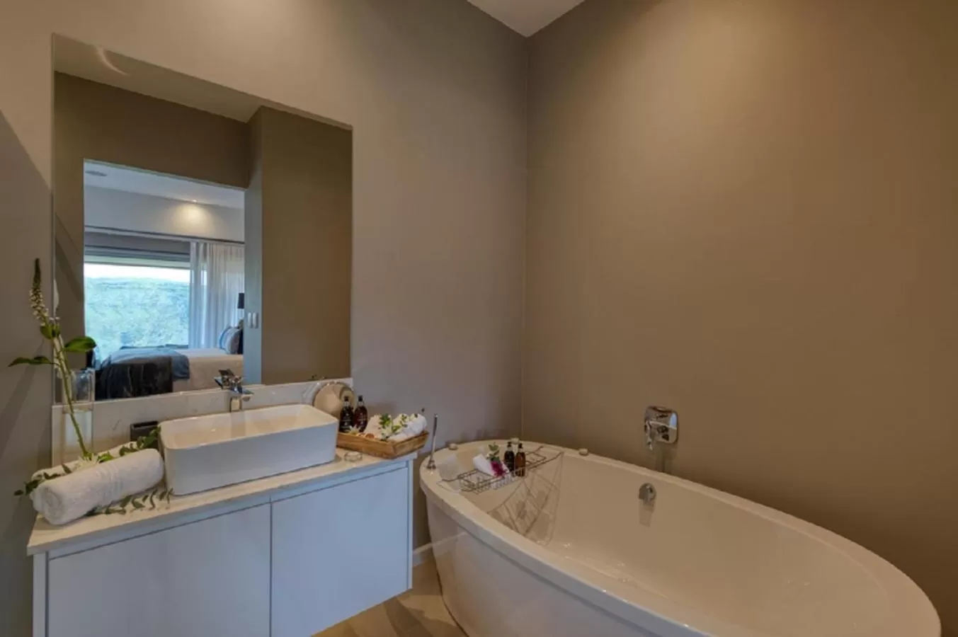 Bath in Crown on the Heads