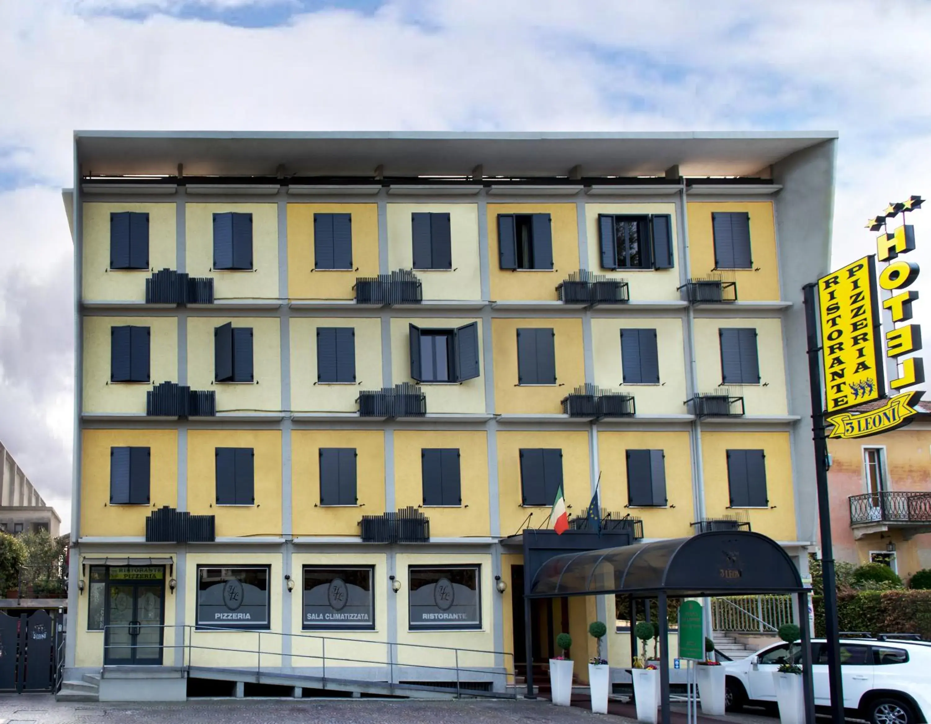 Facade/entrance, Property Building in Hotel Ristorante Tre Leoni