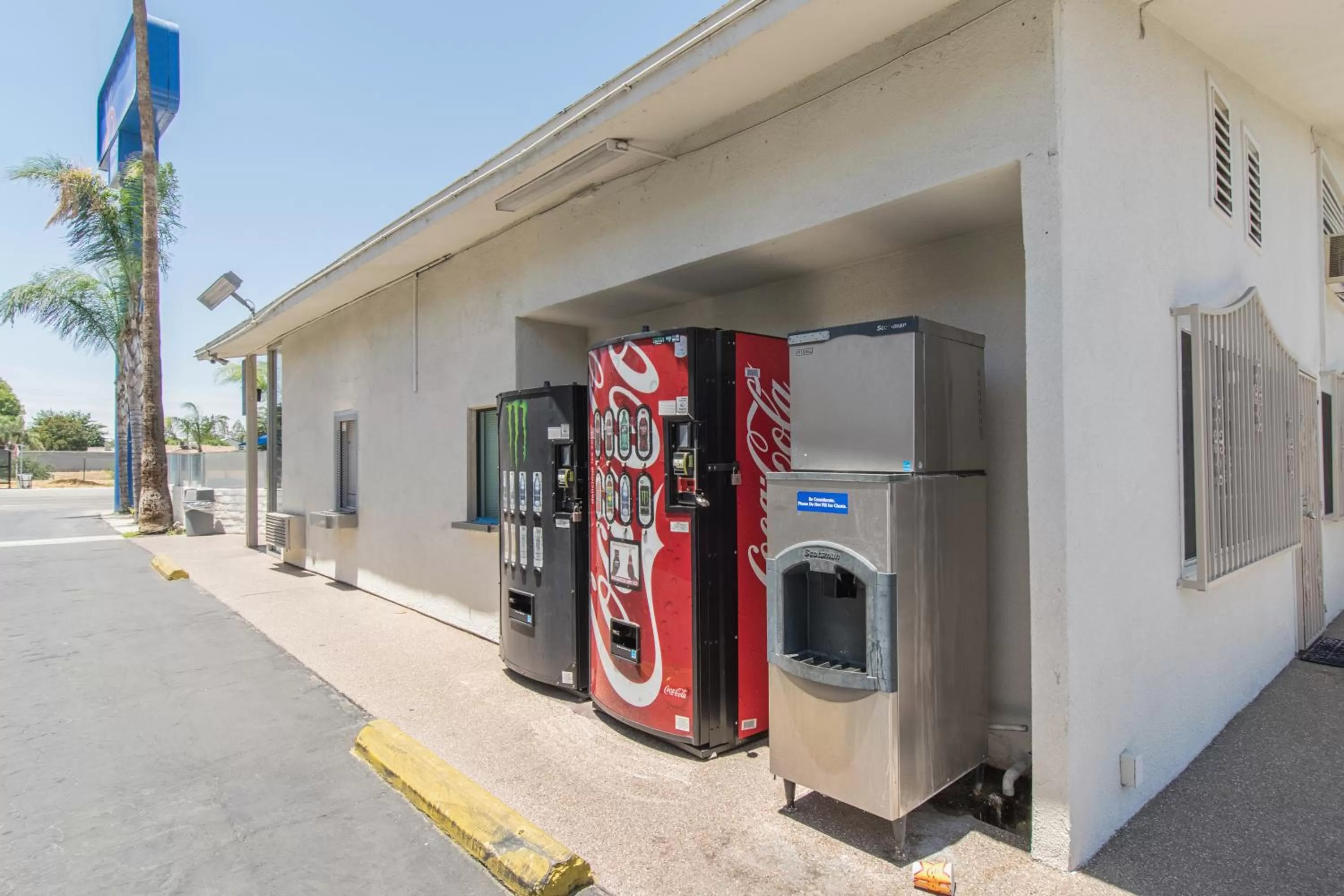 Facade/entrance in Motel 6 Bakersfield