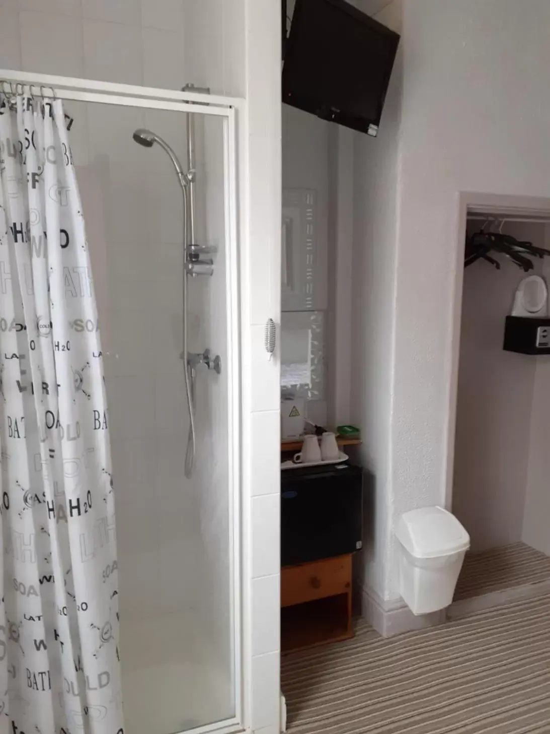 Shower, Bathroom in Briny View Hotel