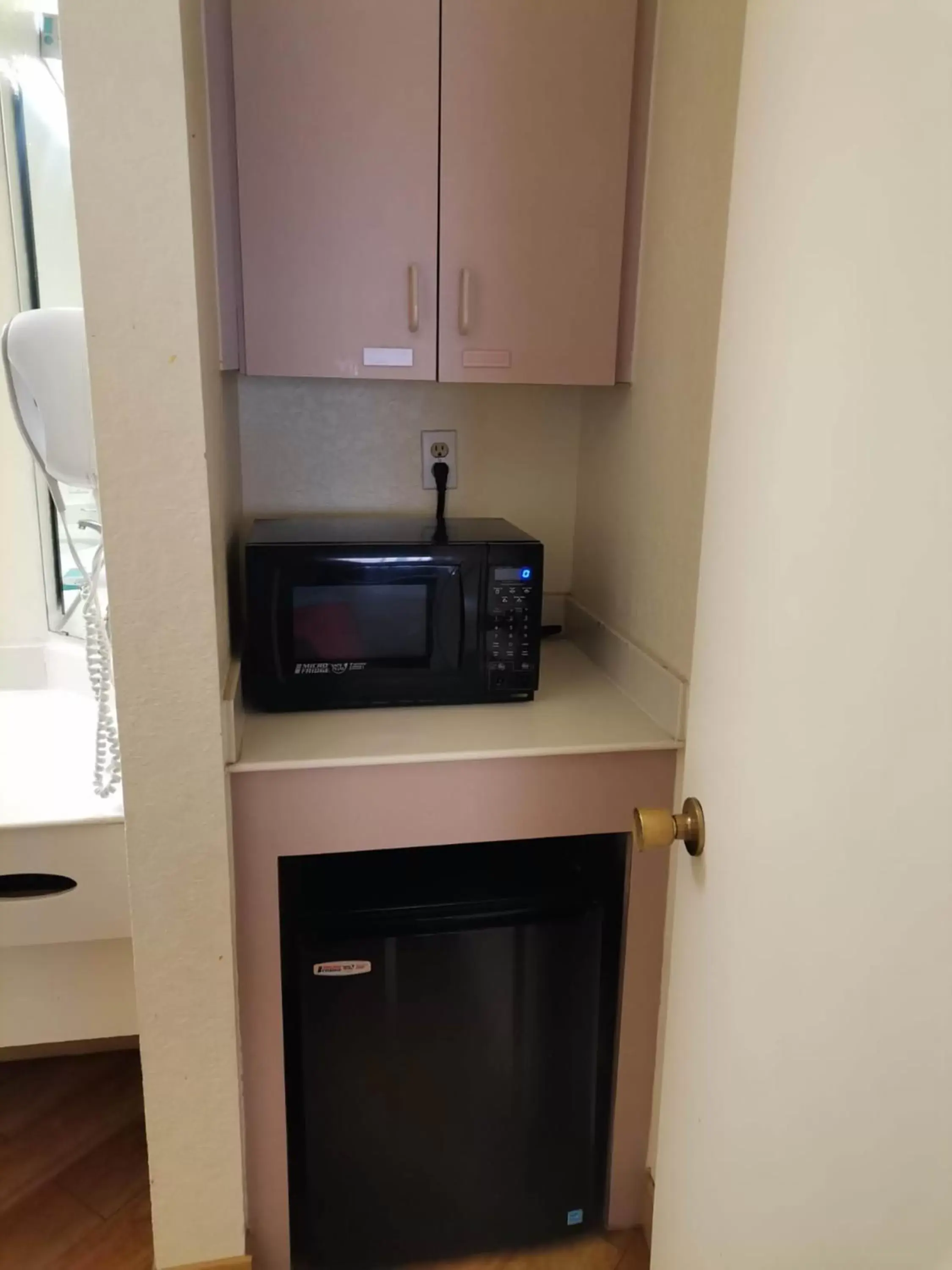 minibar, Kitchen/Kitchenette in Super 8 by Wyndham San Antonio Near SeaWorld Ingram Park