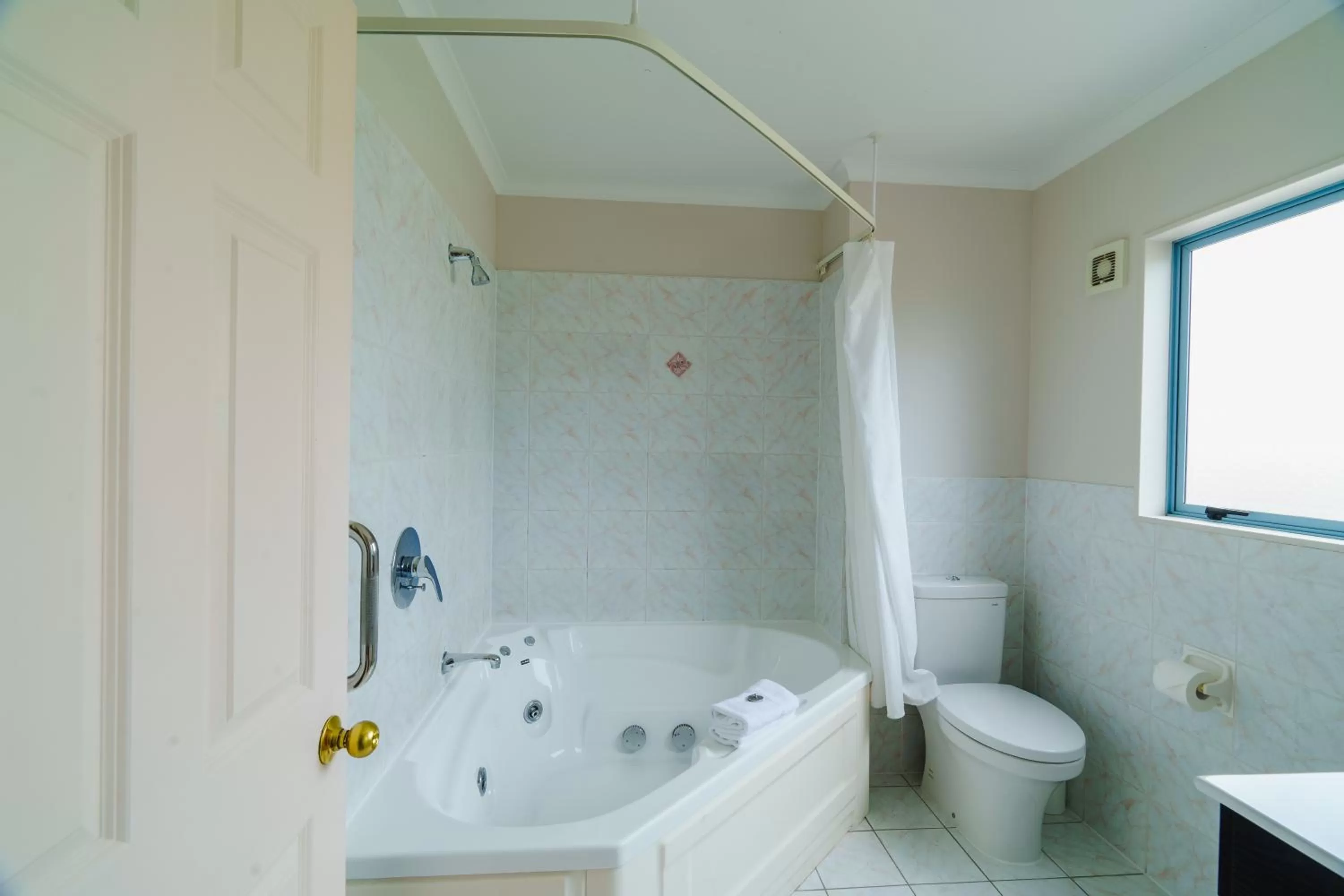 Bathroom in Anchorage Motor Lodge