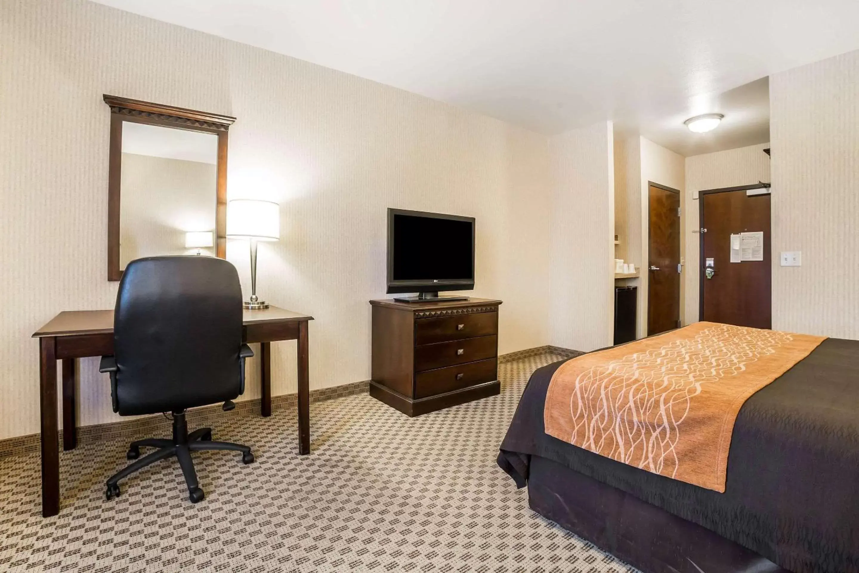 Photo of the whole room, TV/Entertainment Center in Comfort Inn & Suites Henderson - Las Vegas