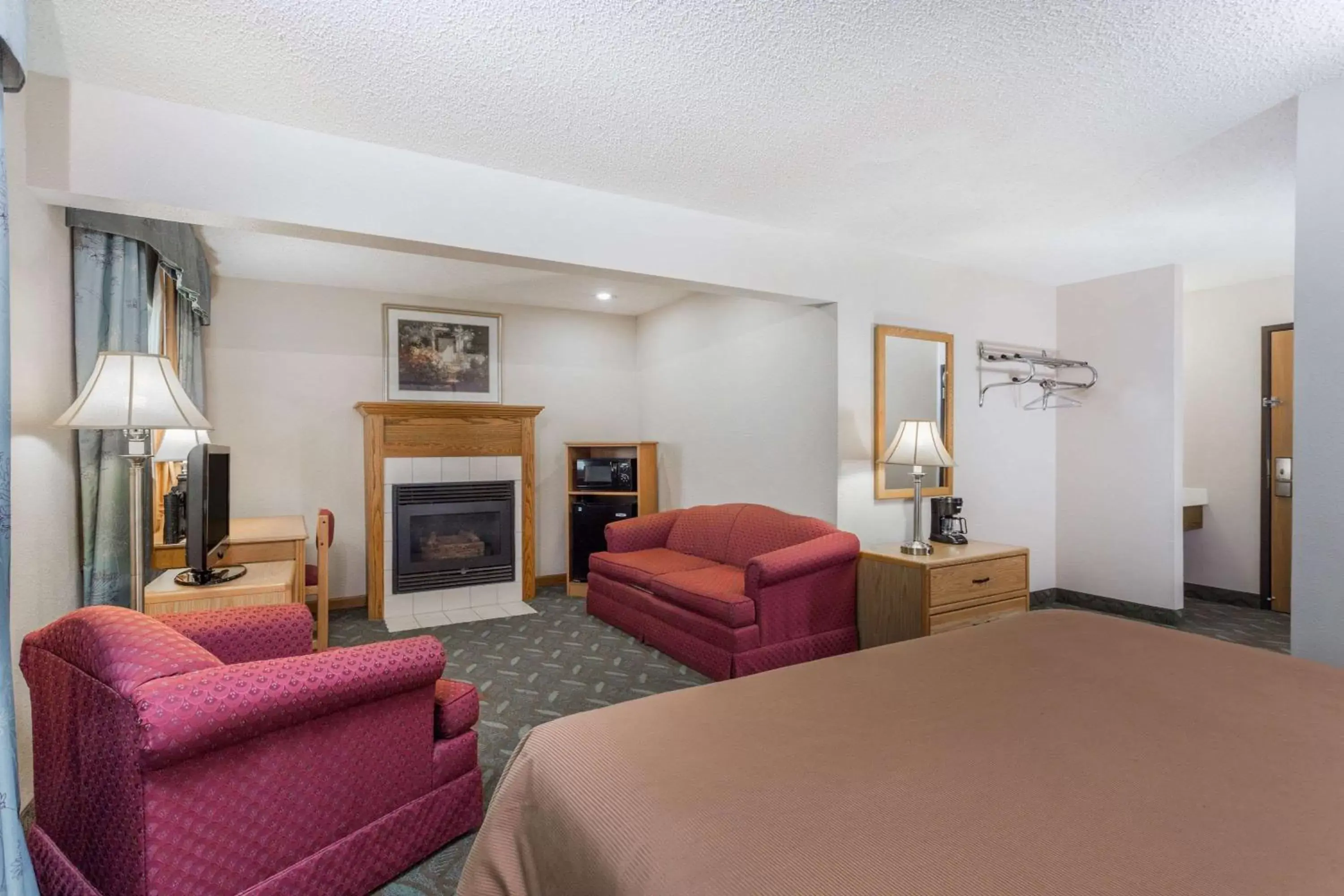 King Suite - Non-Smoking in Super 8 by Wyndham Monroe WI