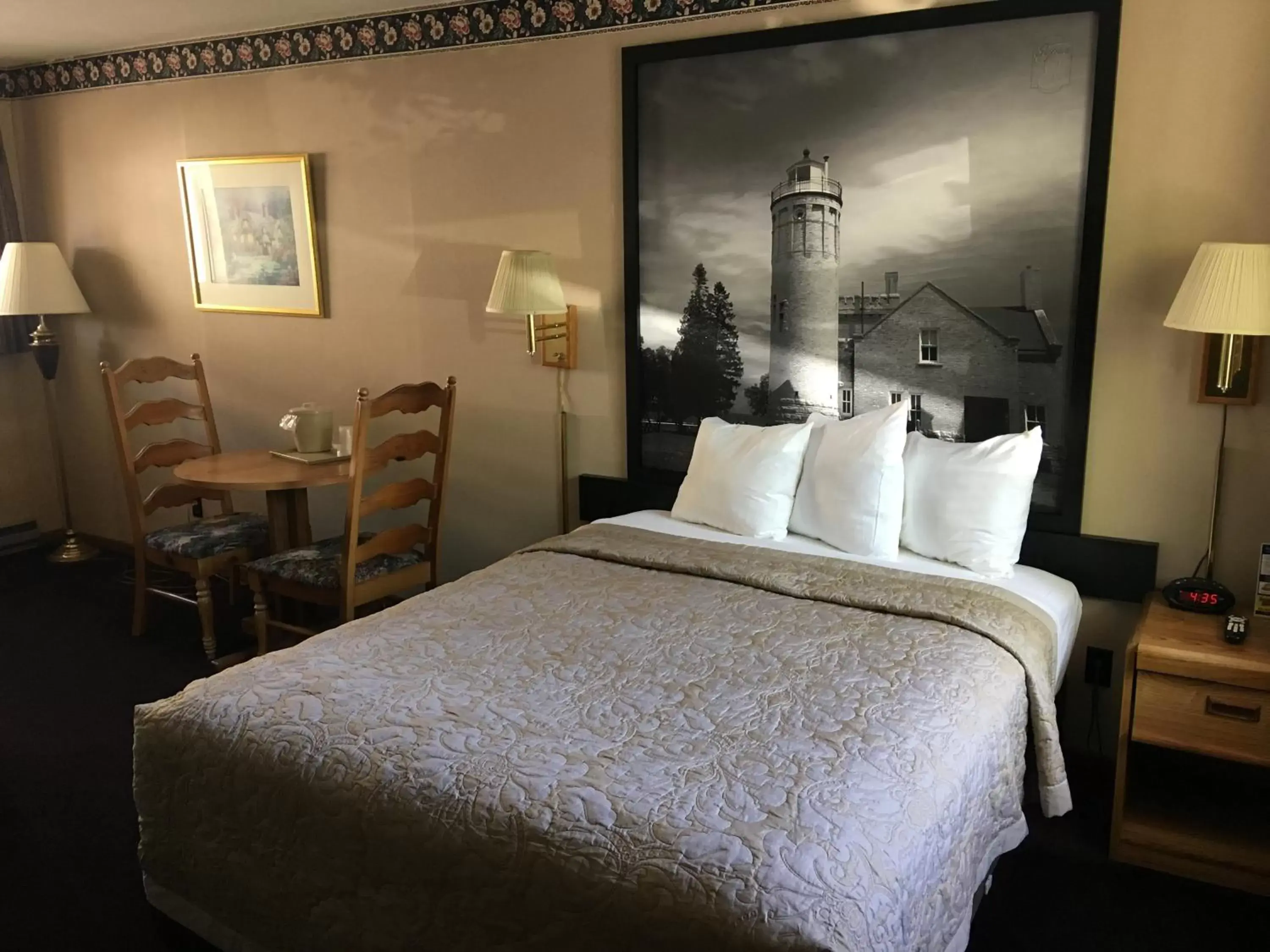 Bedroom, Bed in Super 8 Beachfront by Wyndham Mackinaw City, MI