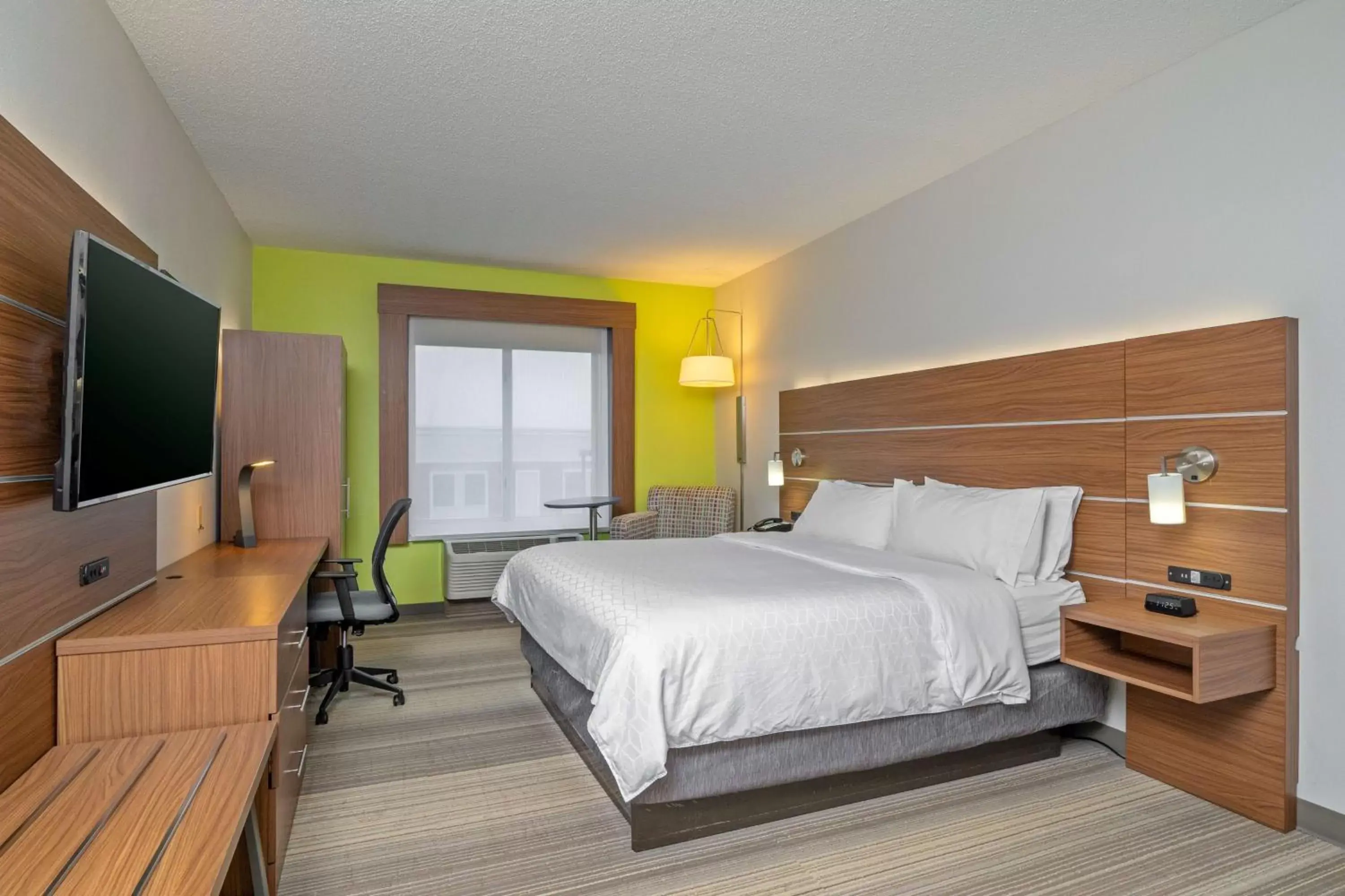 Photo of the whole room, Bed in Holiday Inn Express Hotel & Suites Woodbridge, an IHG Hotel