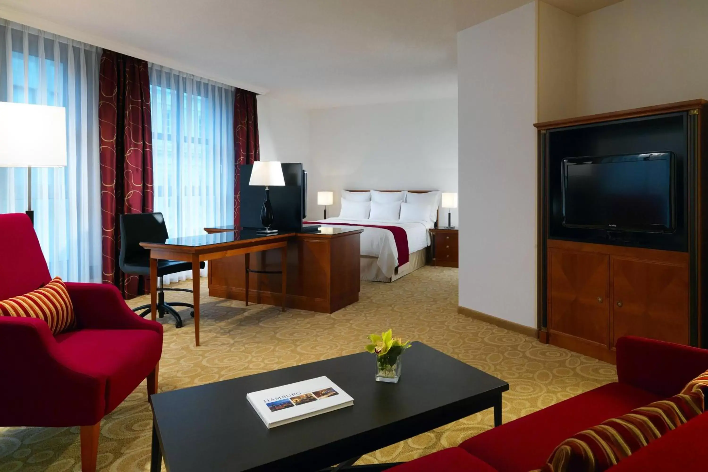 Bedroom, TV/Entertainment Center in Hamburg Marriott Hotel
