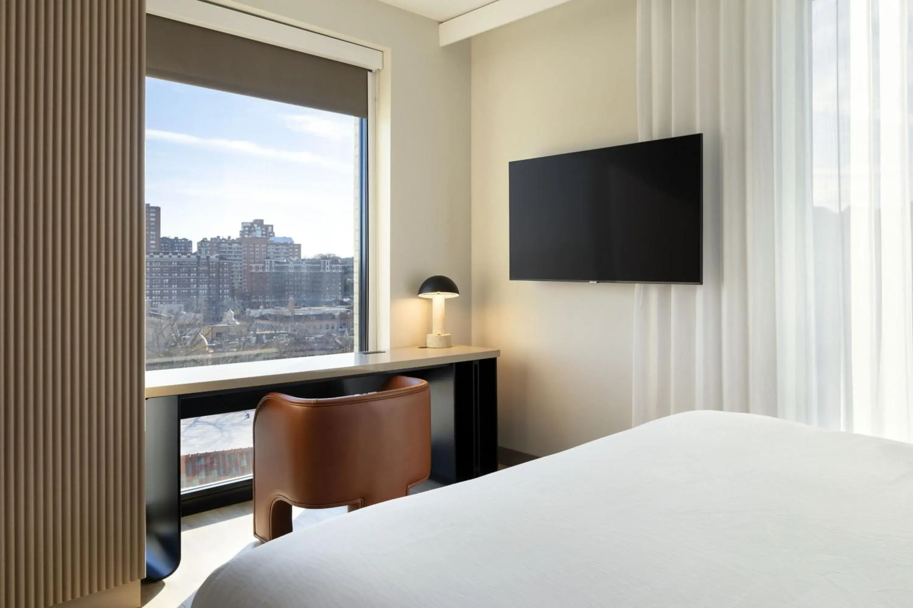 Photo of the whole room, TV/Entertainment Center in Cascade Hotel, Kansas City, a Tribute Portfolio Hotel