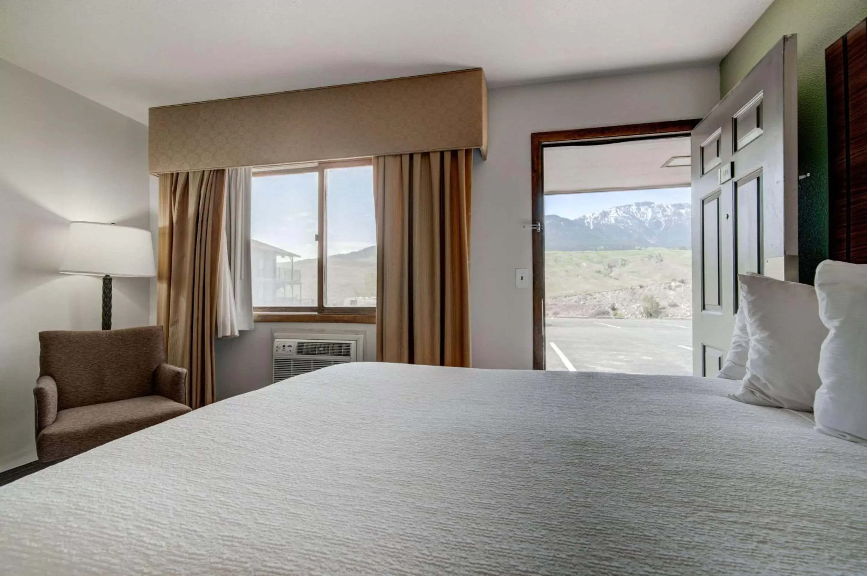 Bedroom, Bed in The Ridgeline Hotel at Yellowstone, Ascend Hotel Collection