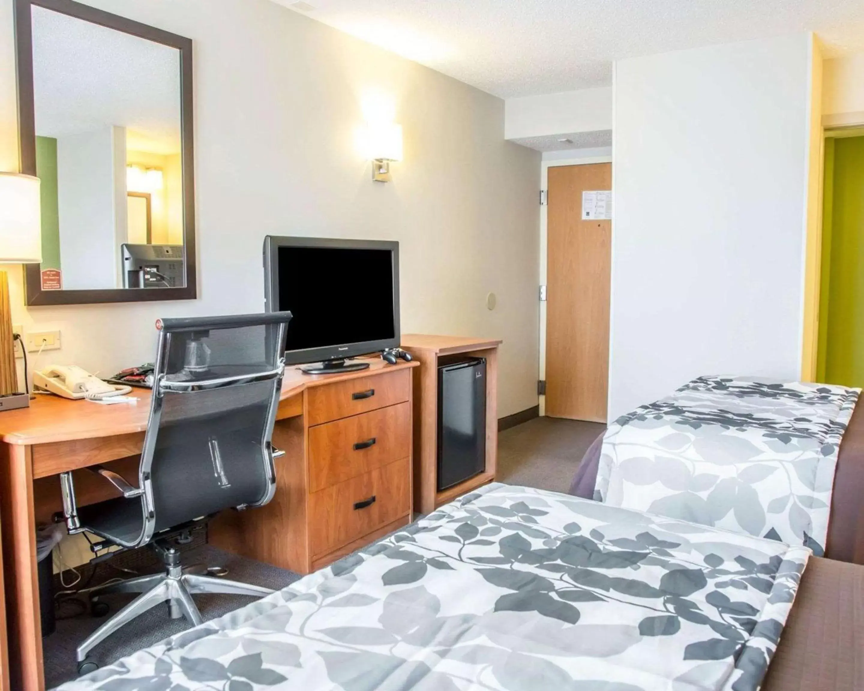 TV and multimedia, Bed in Sleep Inn Midway Airport TV and multimedia, Bed in Sleep Inn Midway Airport