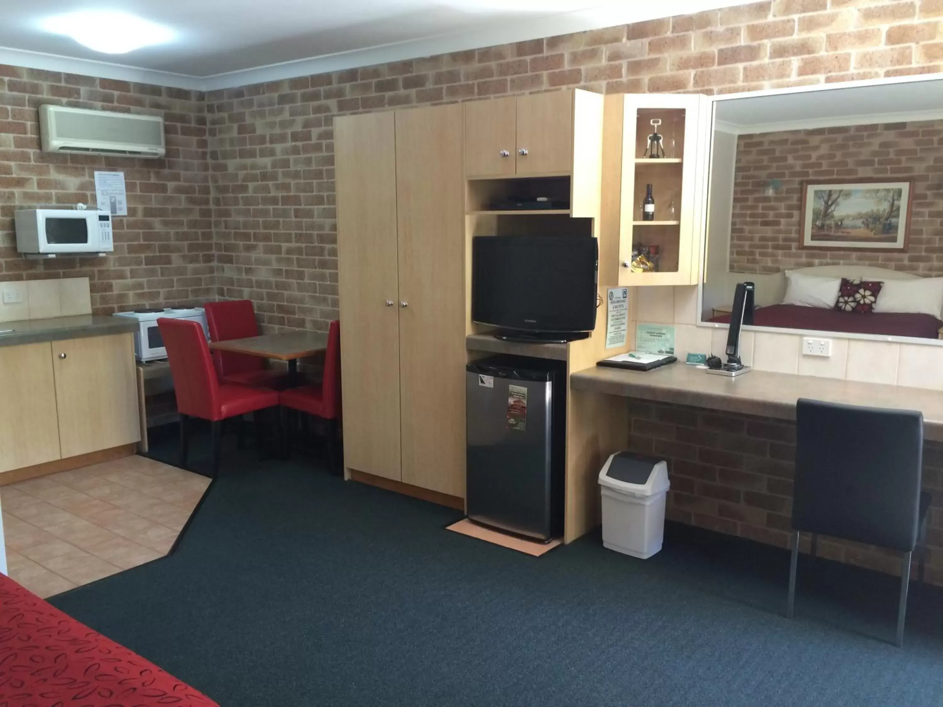 Living room, TV/Entertainment Center in Country Gardens Motor Inn