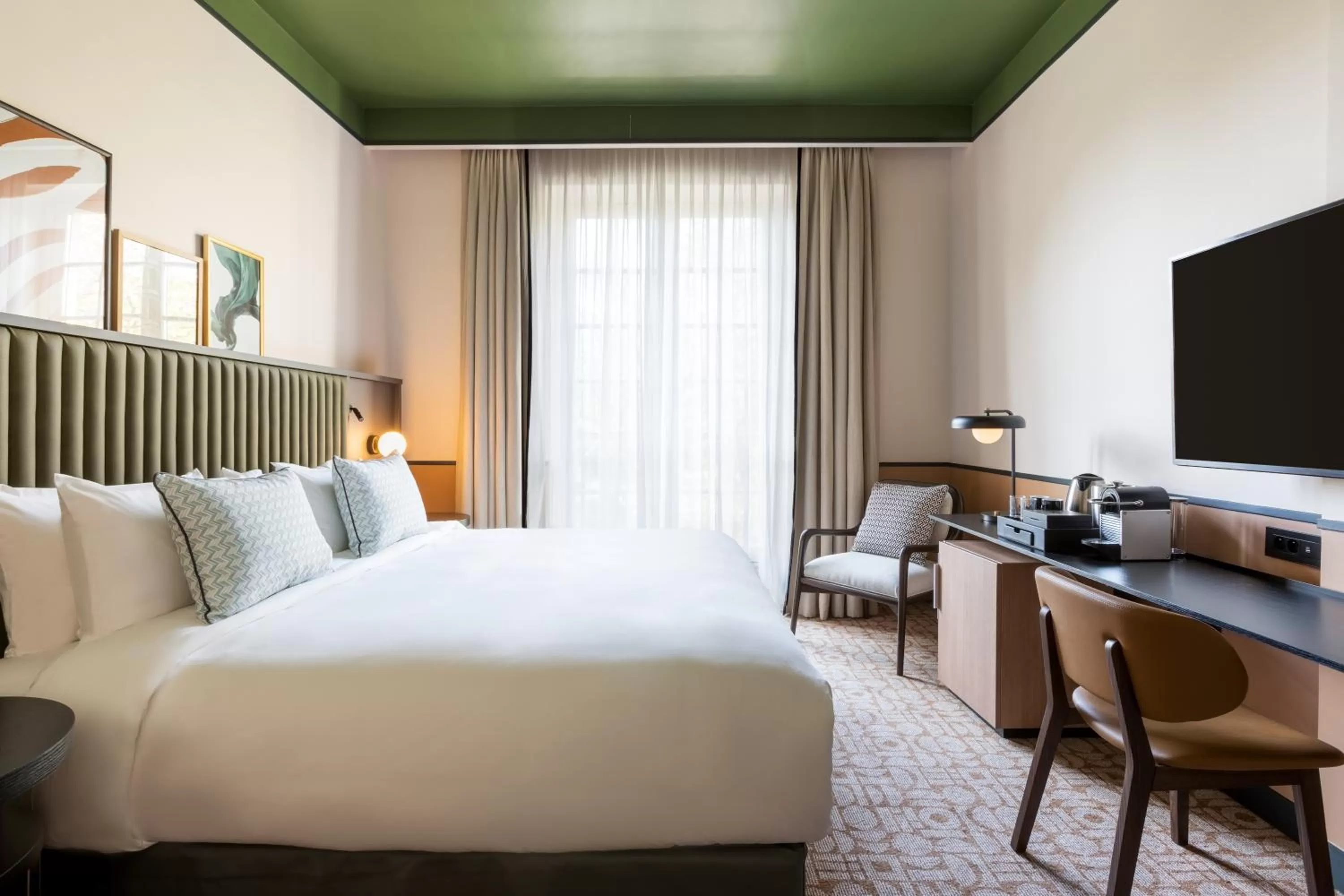 TV and multimedia, Bed in Le Parchamp, a Tribute Portfolio Hotel, Paris Boulogne
