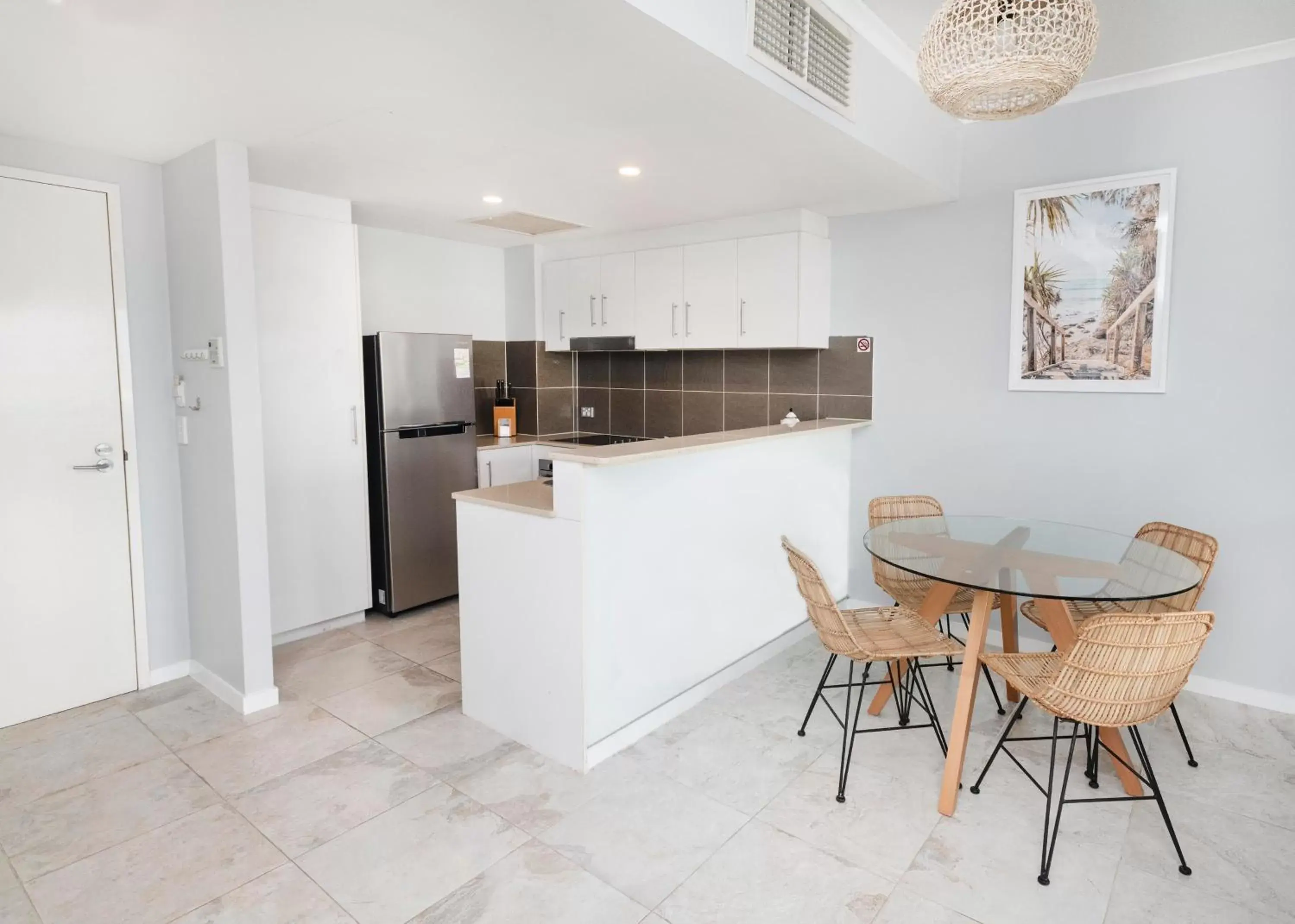 Dining area, Kitchen/Kitchenette in Swell Resort