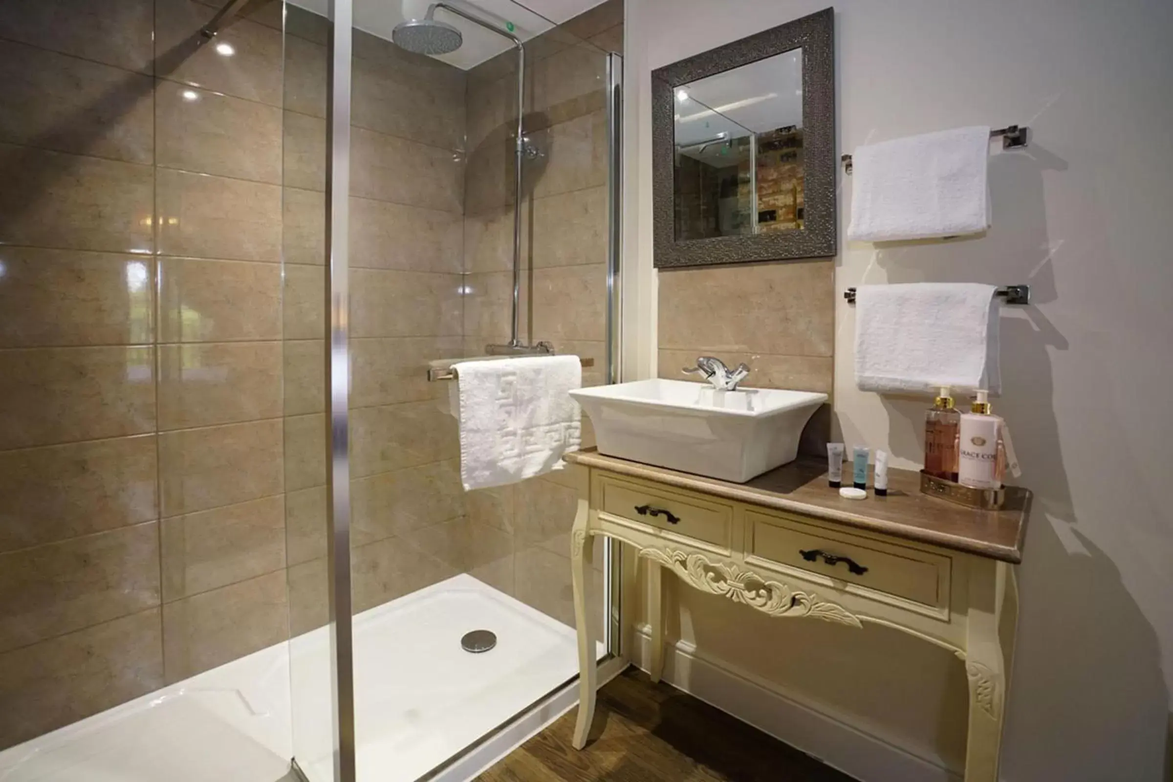 Shower, Bathroom in The Greyhound Inn