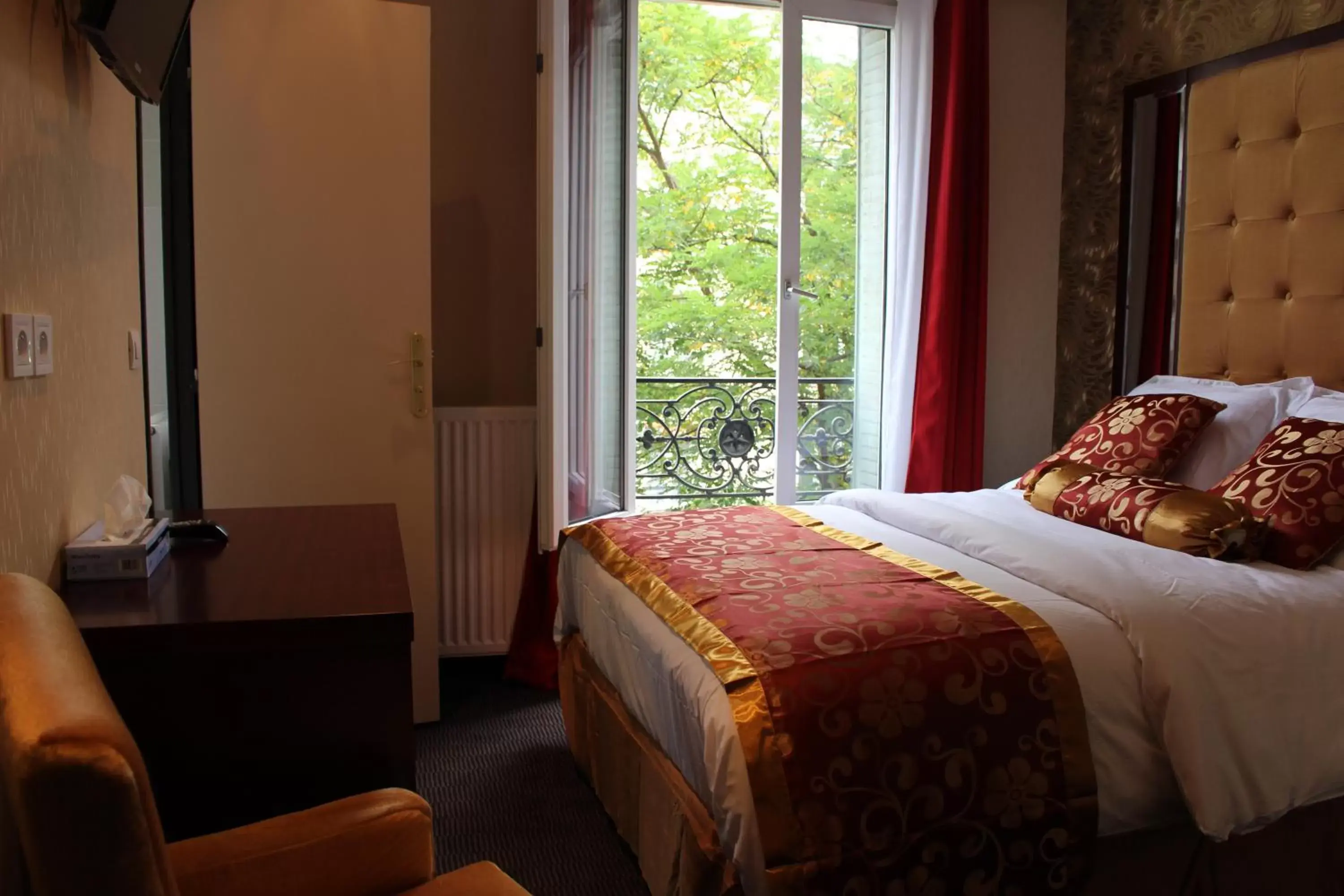 Bedroom, Bed in Hôtel des Buttes Chaumont