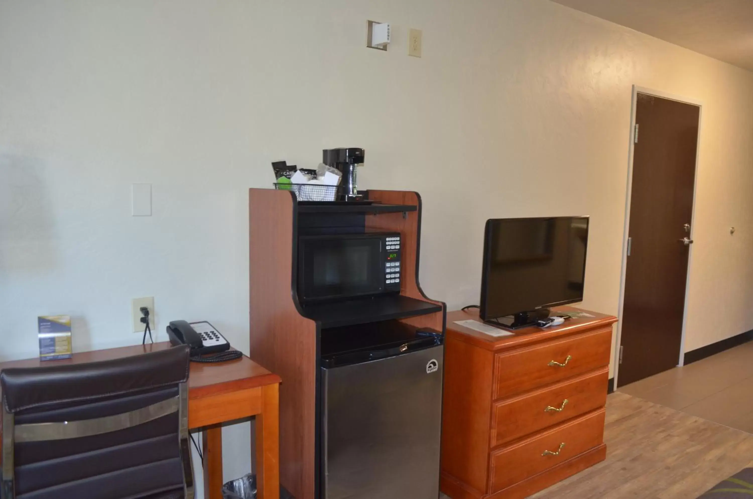 Other, TV/Entertainment Center in Super 8 by Wyndham Roseburg