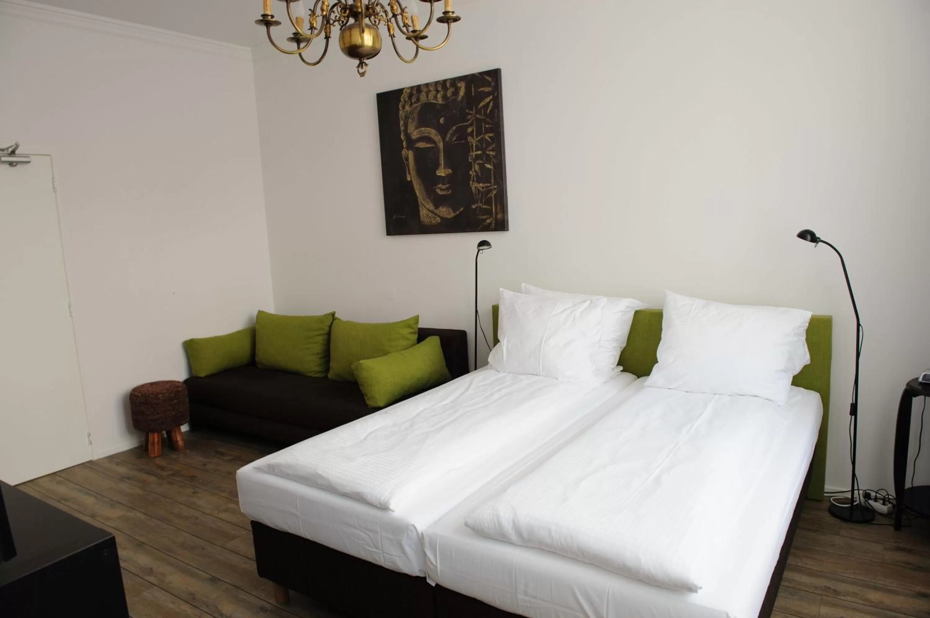 Triple Room - Shower and Toilet in Hotel Buren