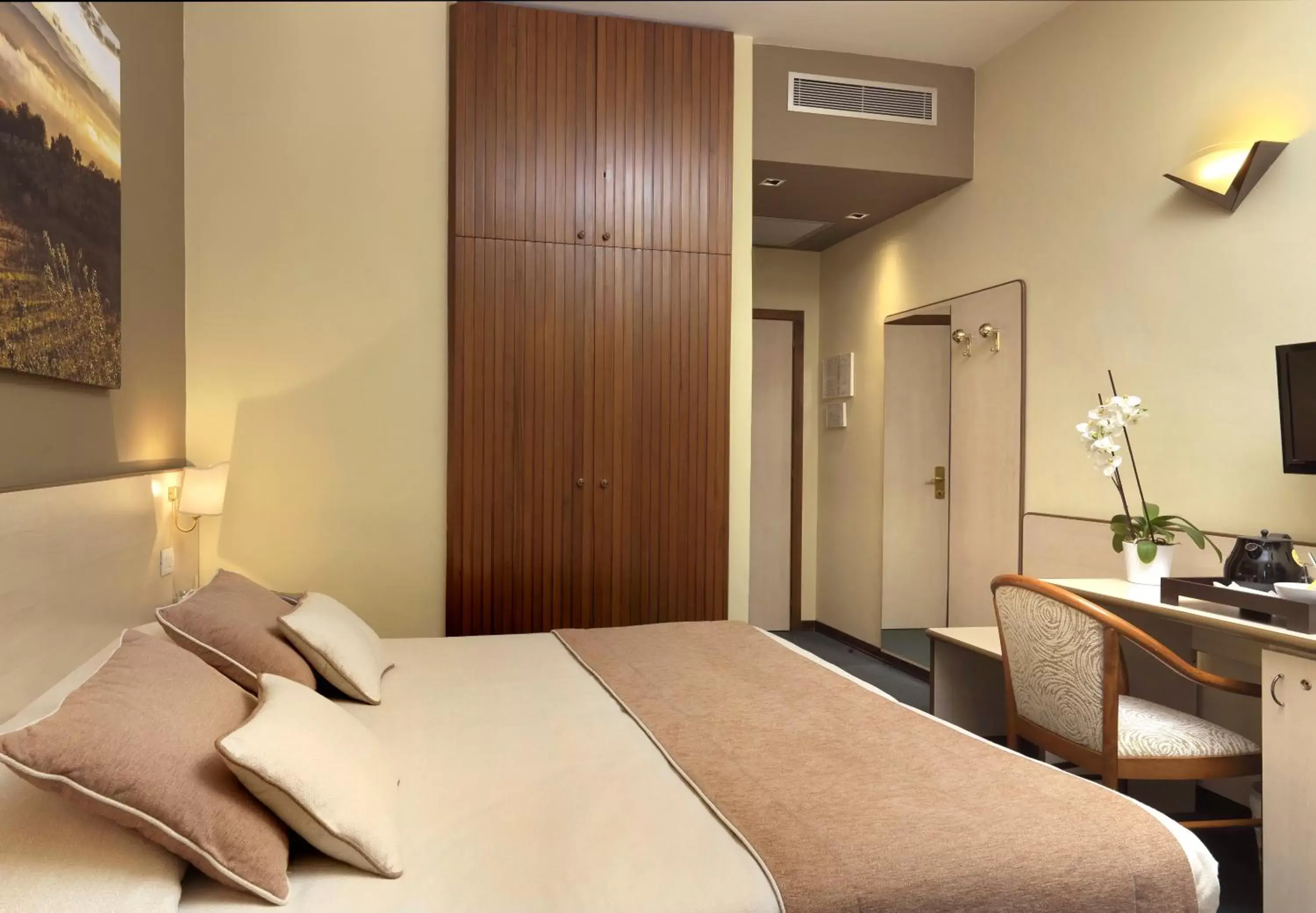 Photo of the whole room, Bed in Hotel Ristorante Alcide