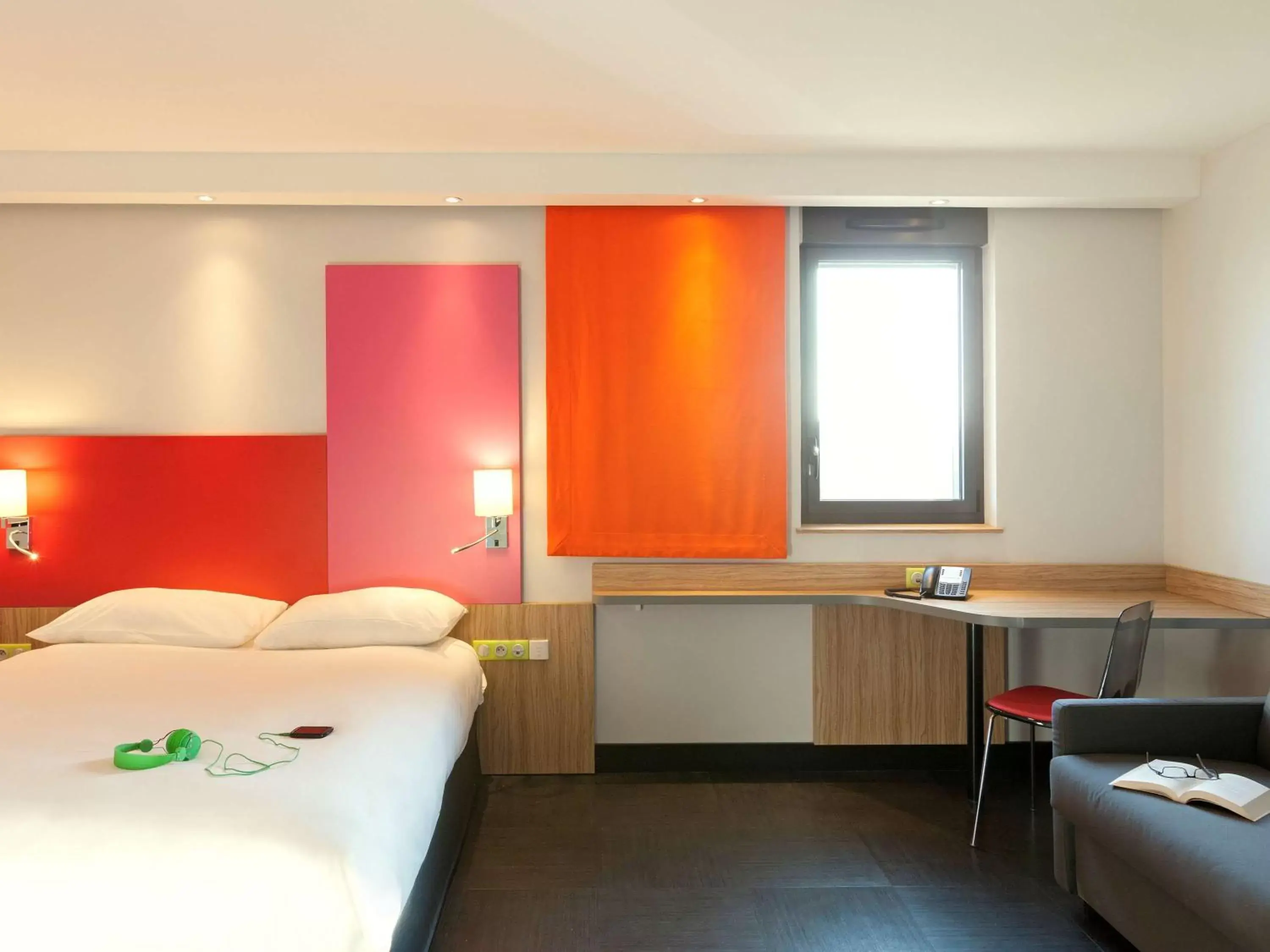 Photo of the whole room, Bed in ibis Styles Romans-Valence Gare TGV