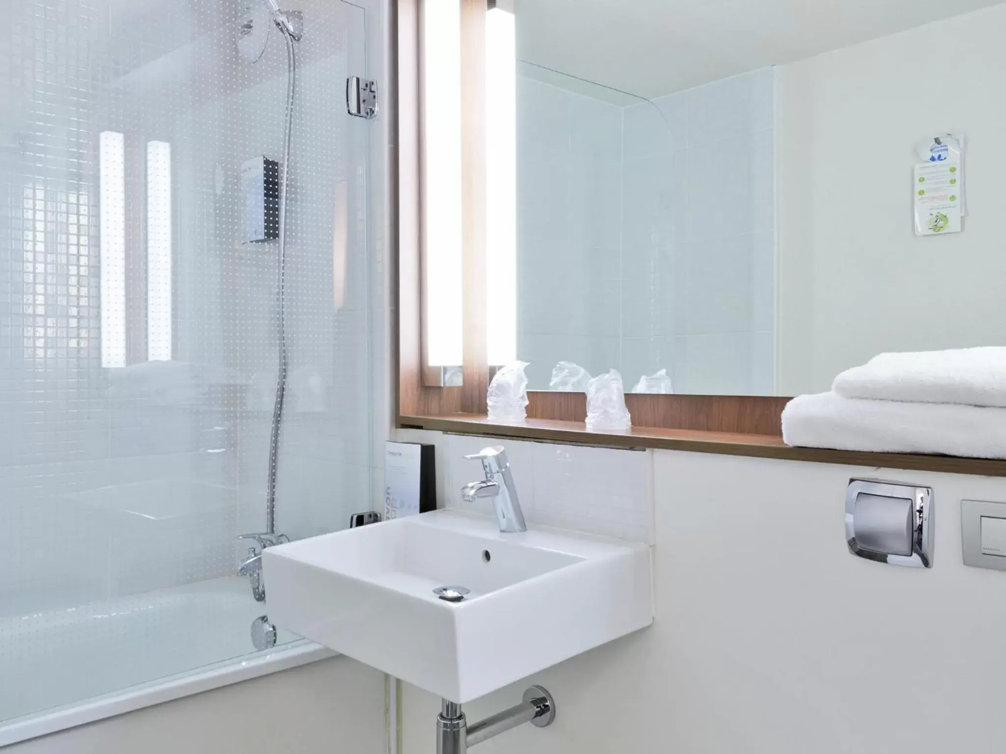 Shower, Bathroom in Campanile Roissy - Saint Witz