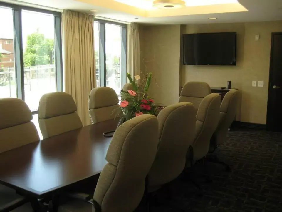 Business facilities, Seating Area in Kent State University Hotel and Conference Center