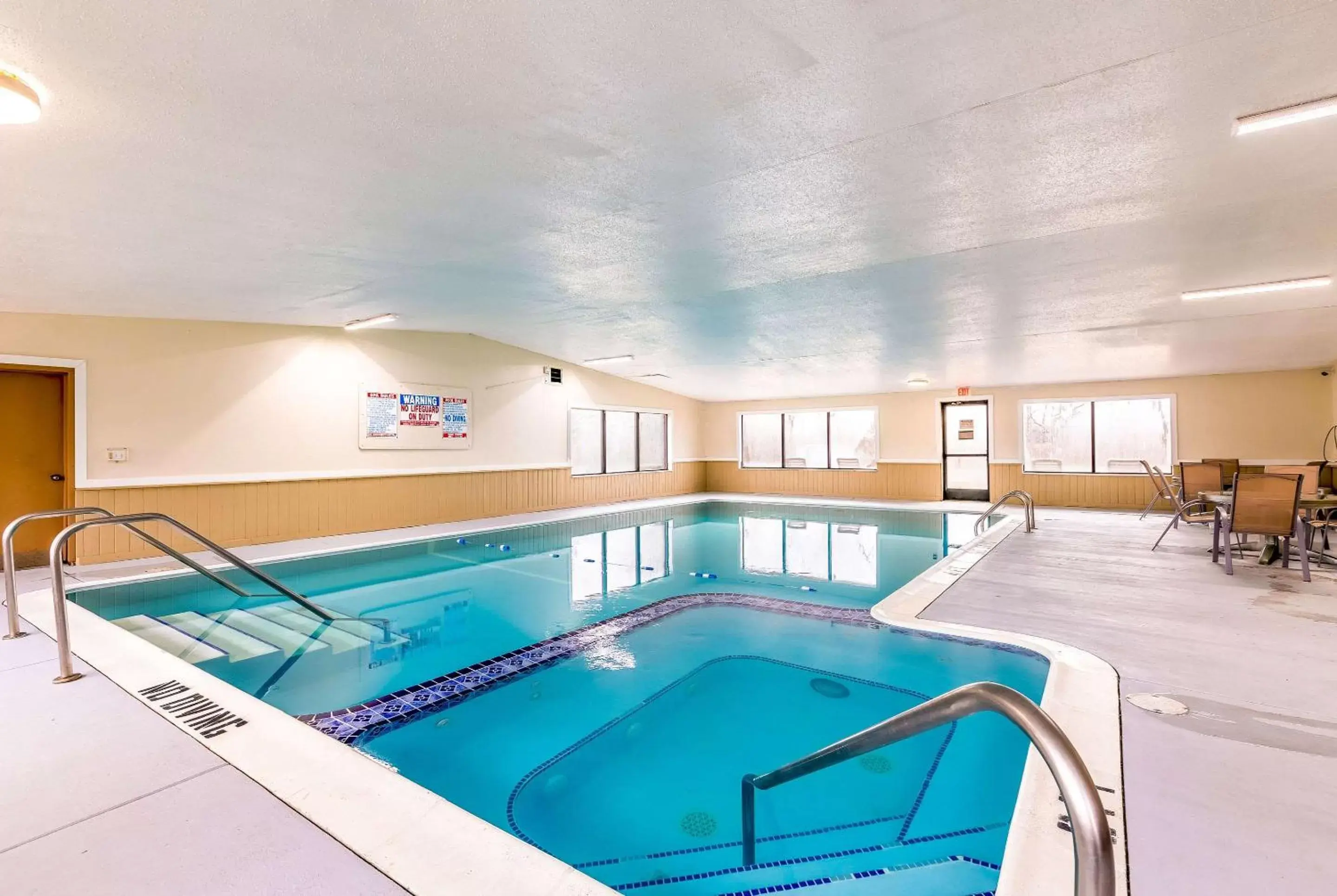 Swimming Pool in Econo Lodge Inn & Suites