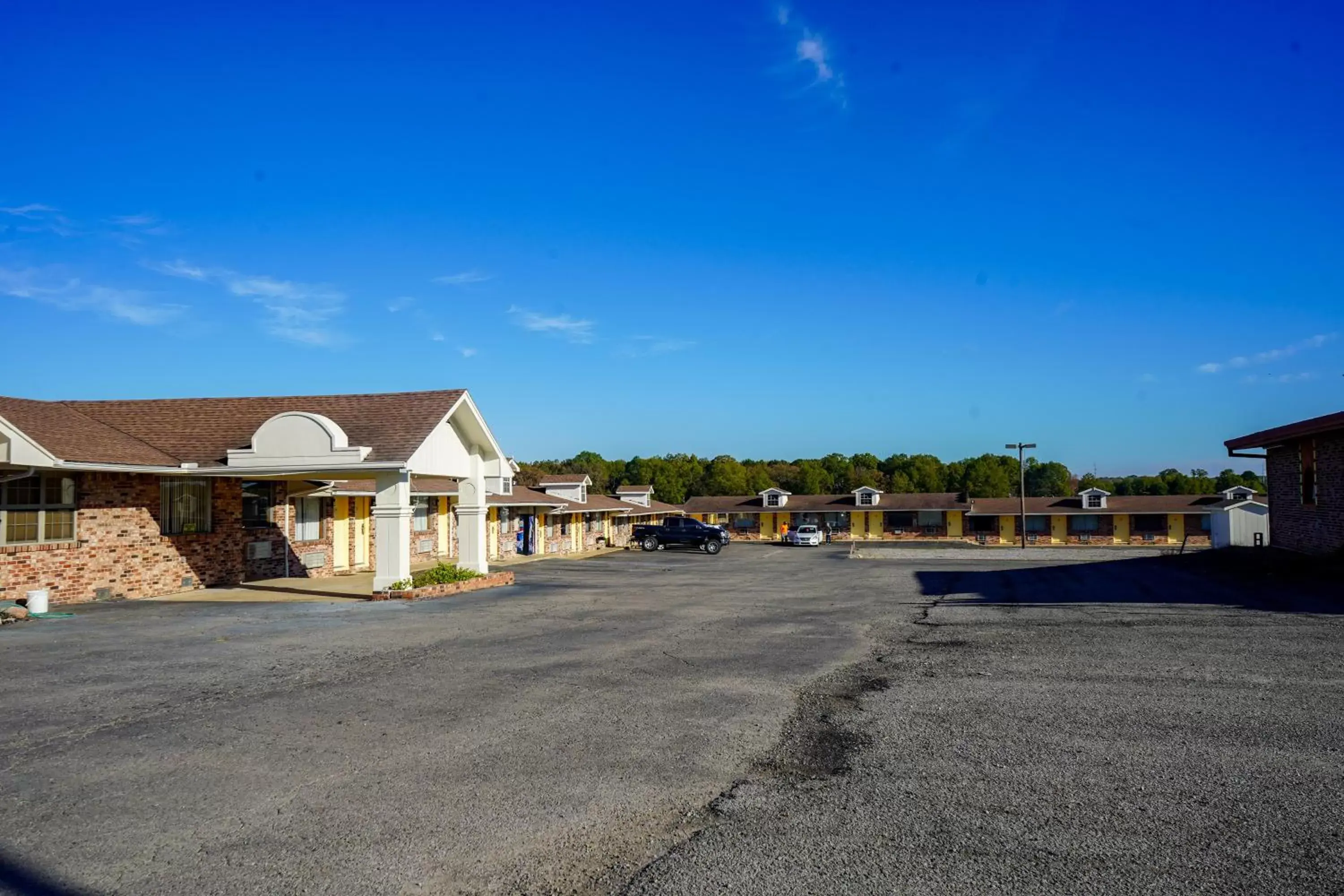 Property Building in Sunset Inn Clarksville