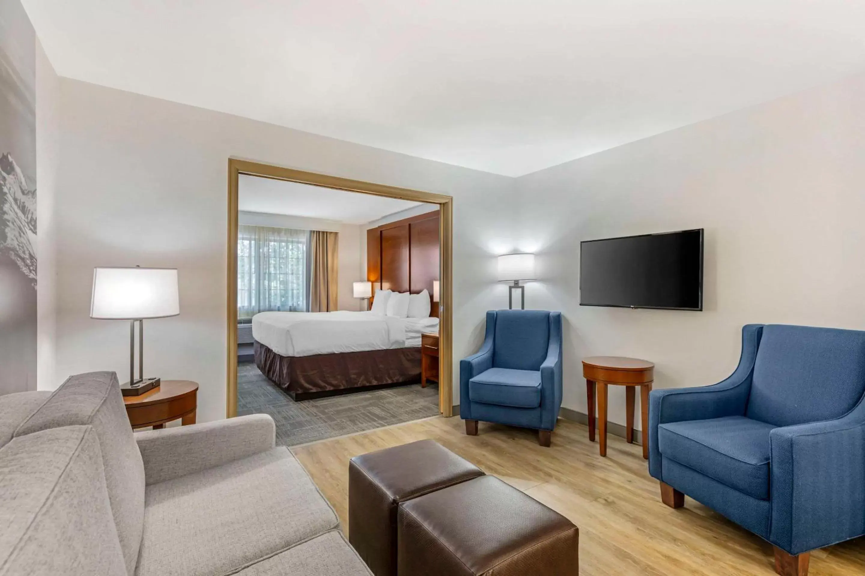 Bedroom, Seating Area in Comfort Suites Golden West on Evergreen Parkway