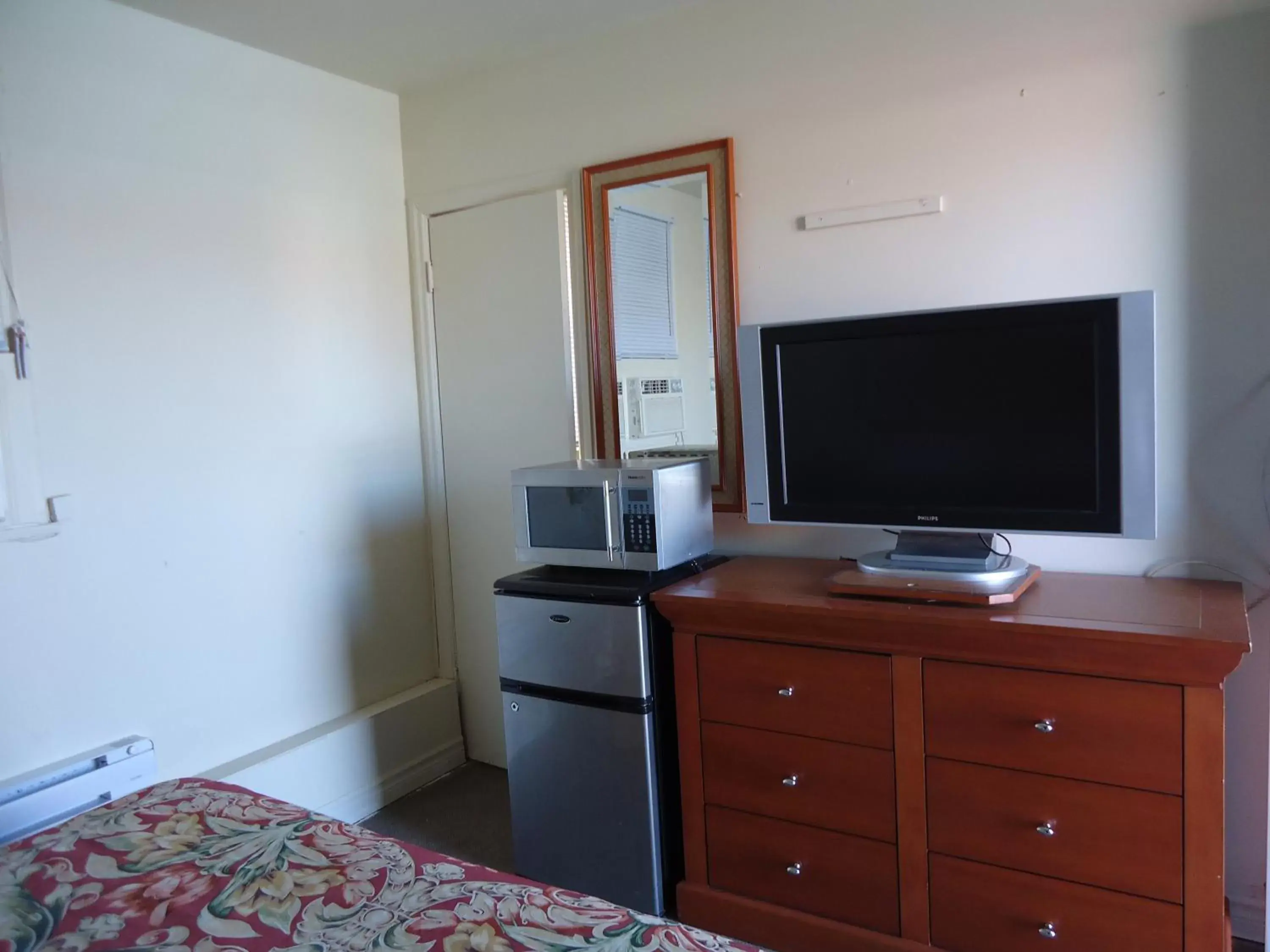 Bed, TV/Entertainment Center in Star Inn by Elevate Rooms