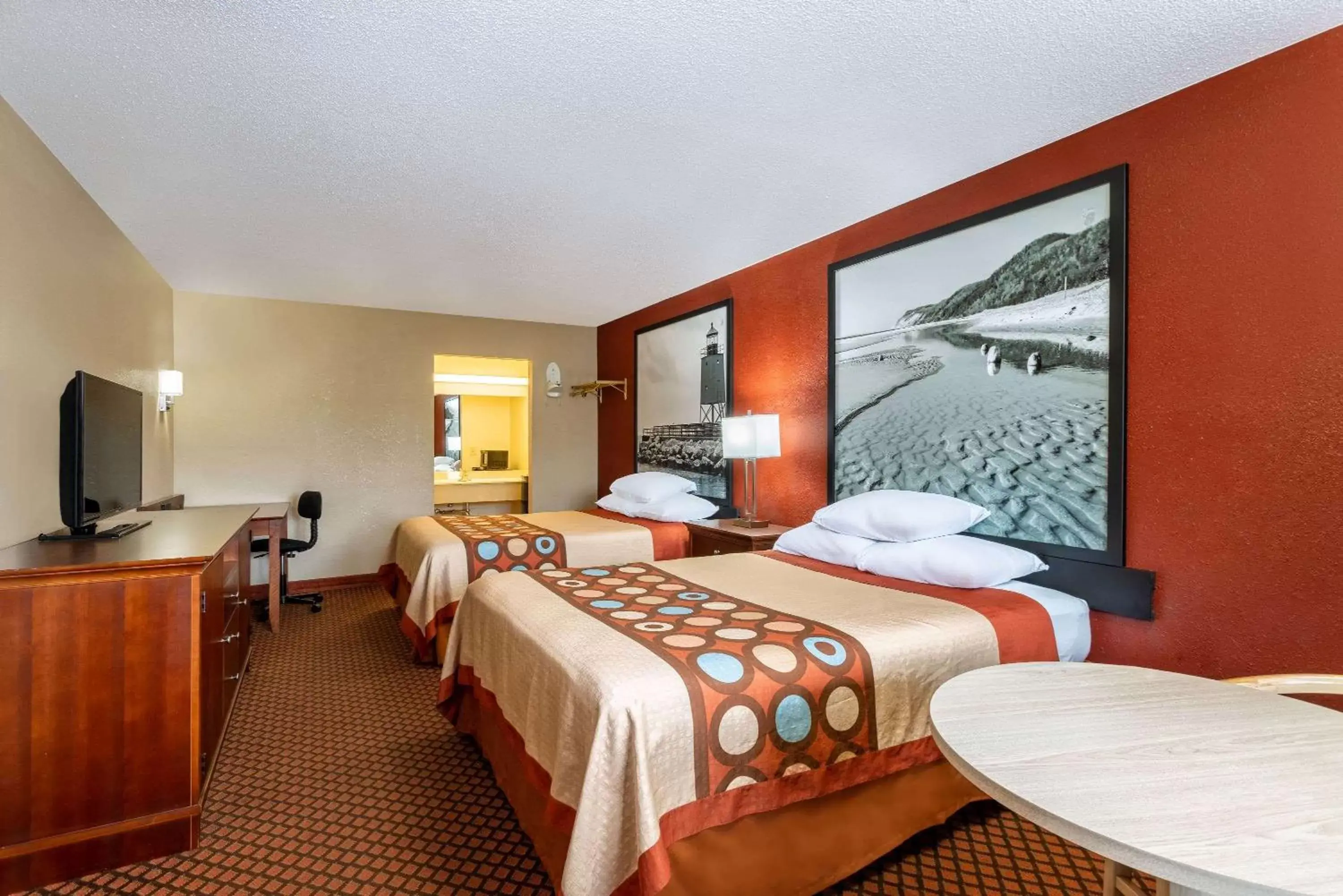 Photo of the whole room, Bed in Super 8 by Wyndham Marysville/Port Huron Area