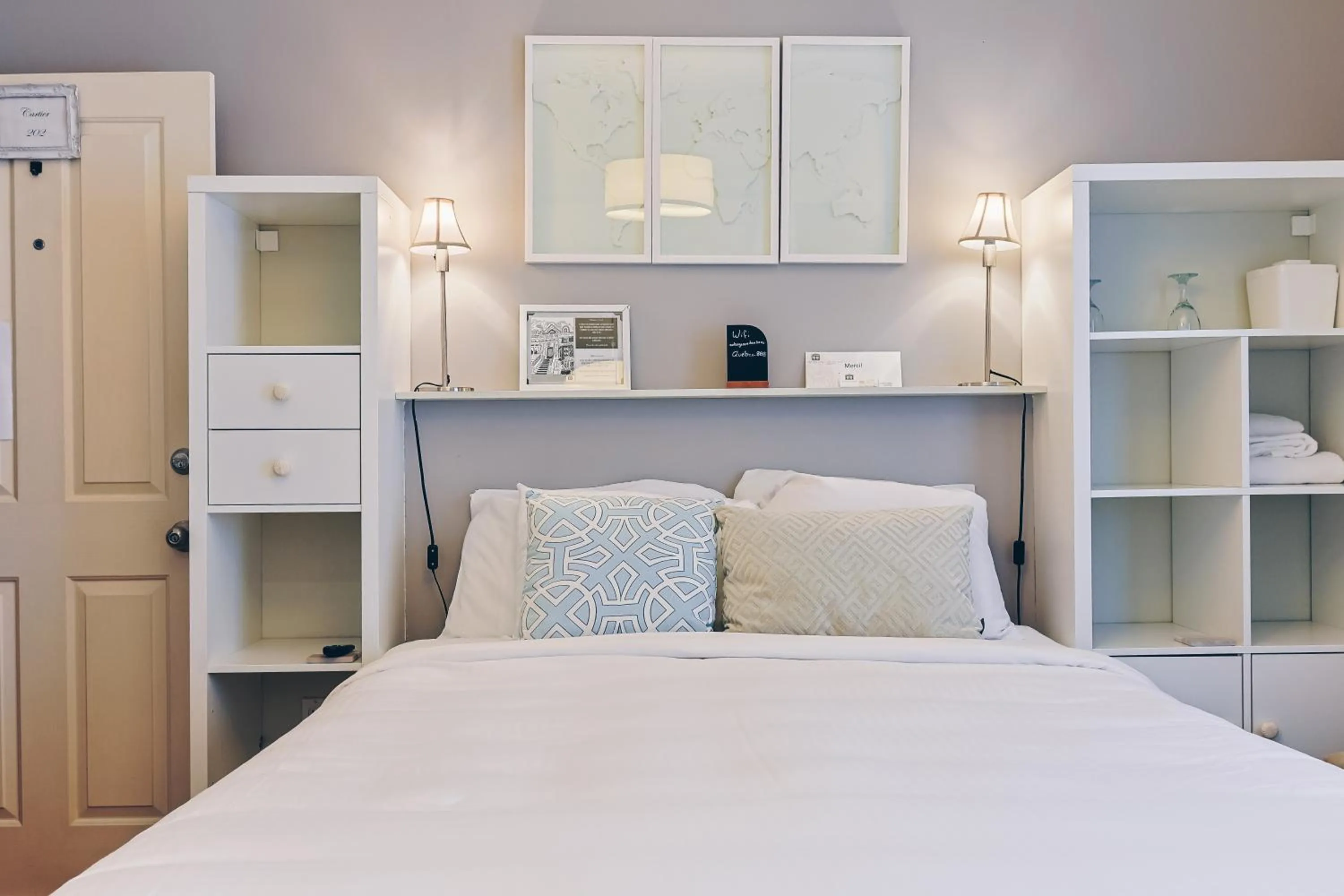 Standard Queen Room in Auberge aux Deux Lions