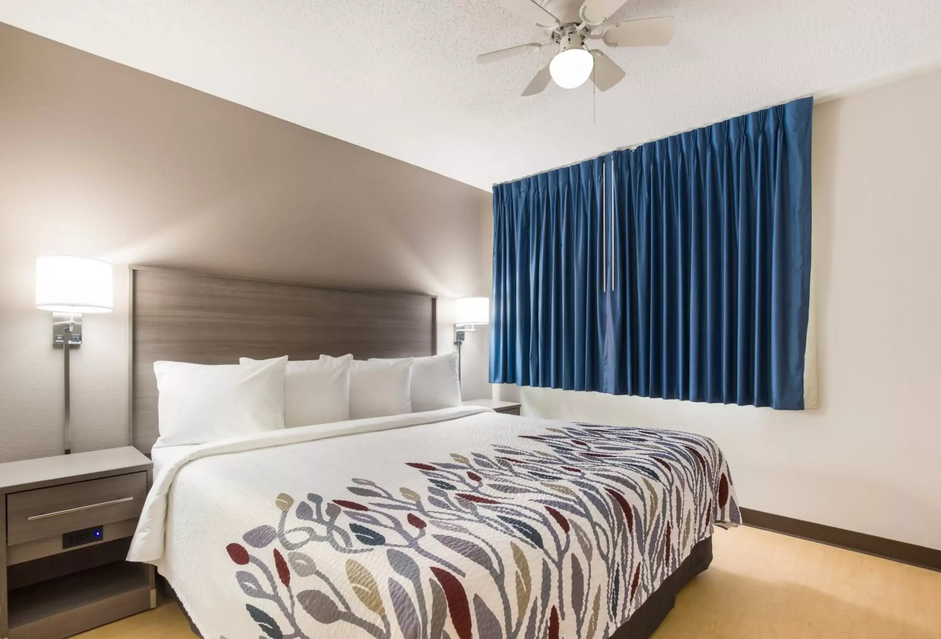 Photo of the whole room, Bed in Red Roof Inn Lawrenceburg