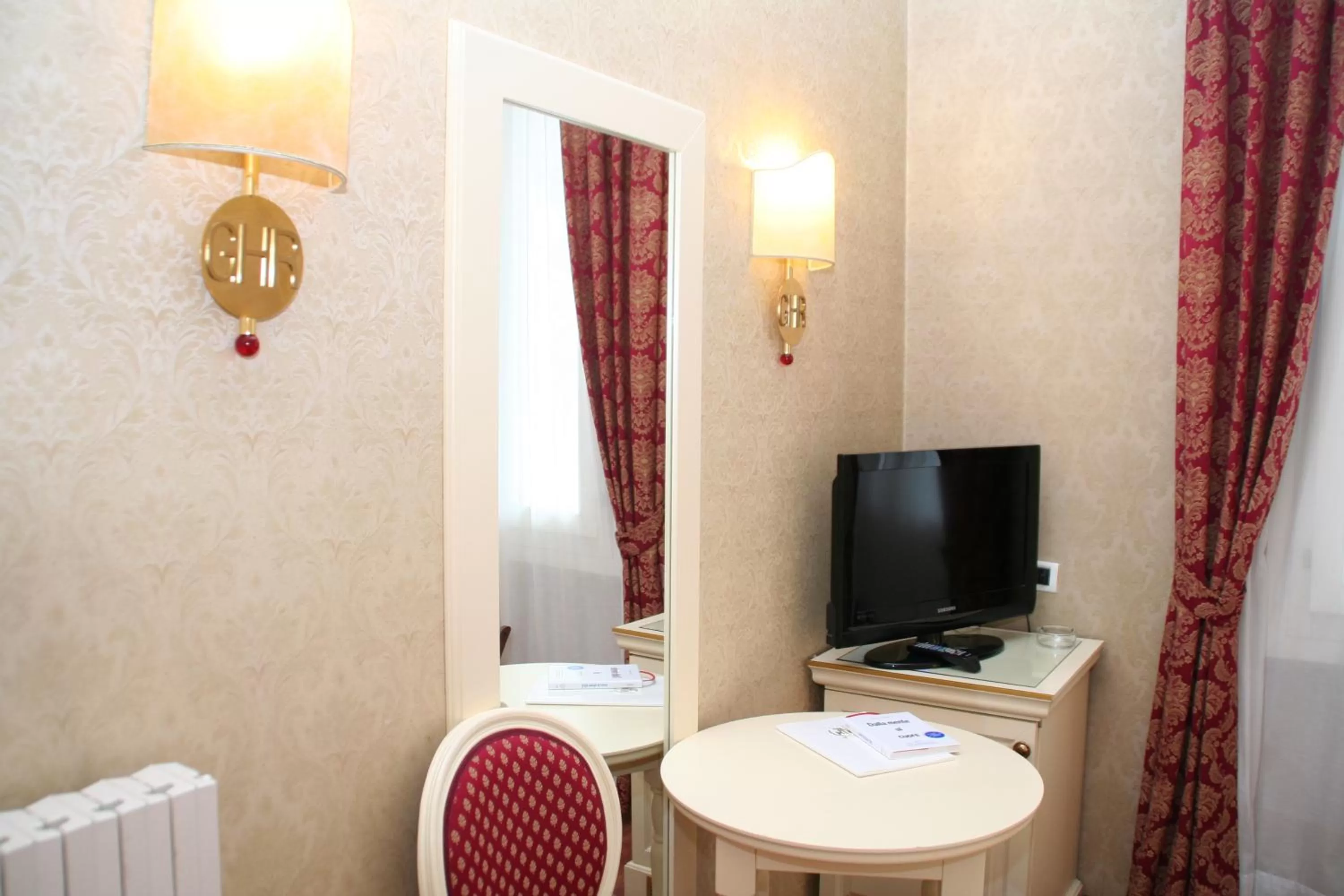 TV and multimedia in Hotel Terme Roma