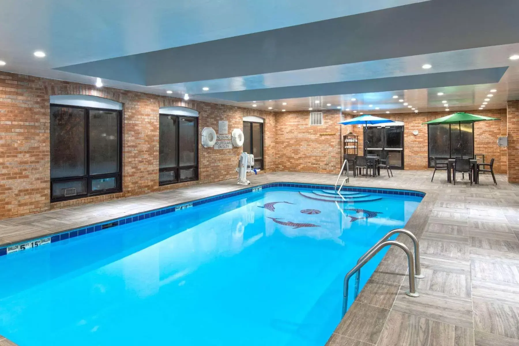 , Swimming Pool in Comfort Inn & Suites Columbus North