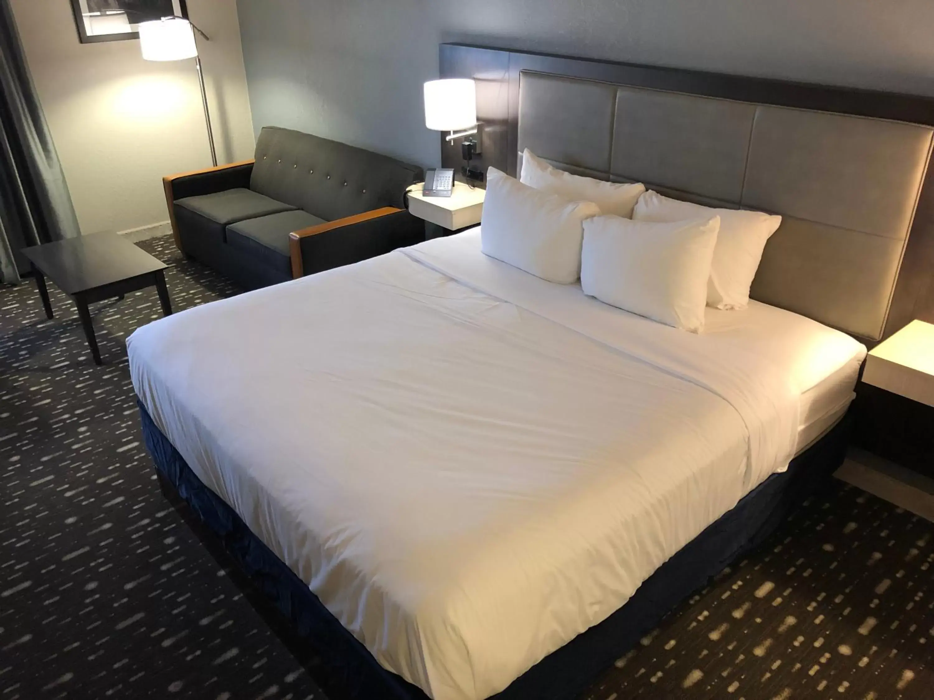 Bed in Country Inn & Suites by Radisson, Auburn, IN