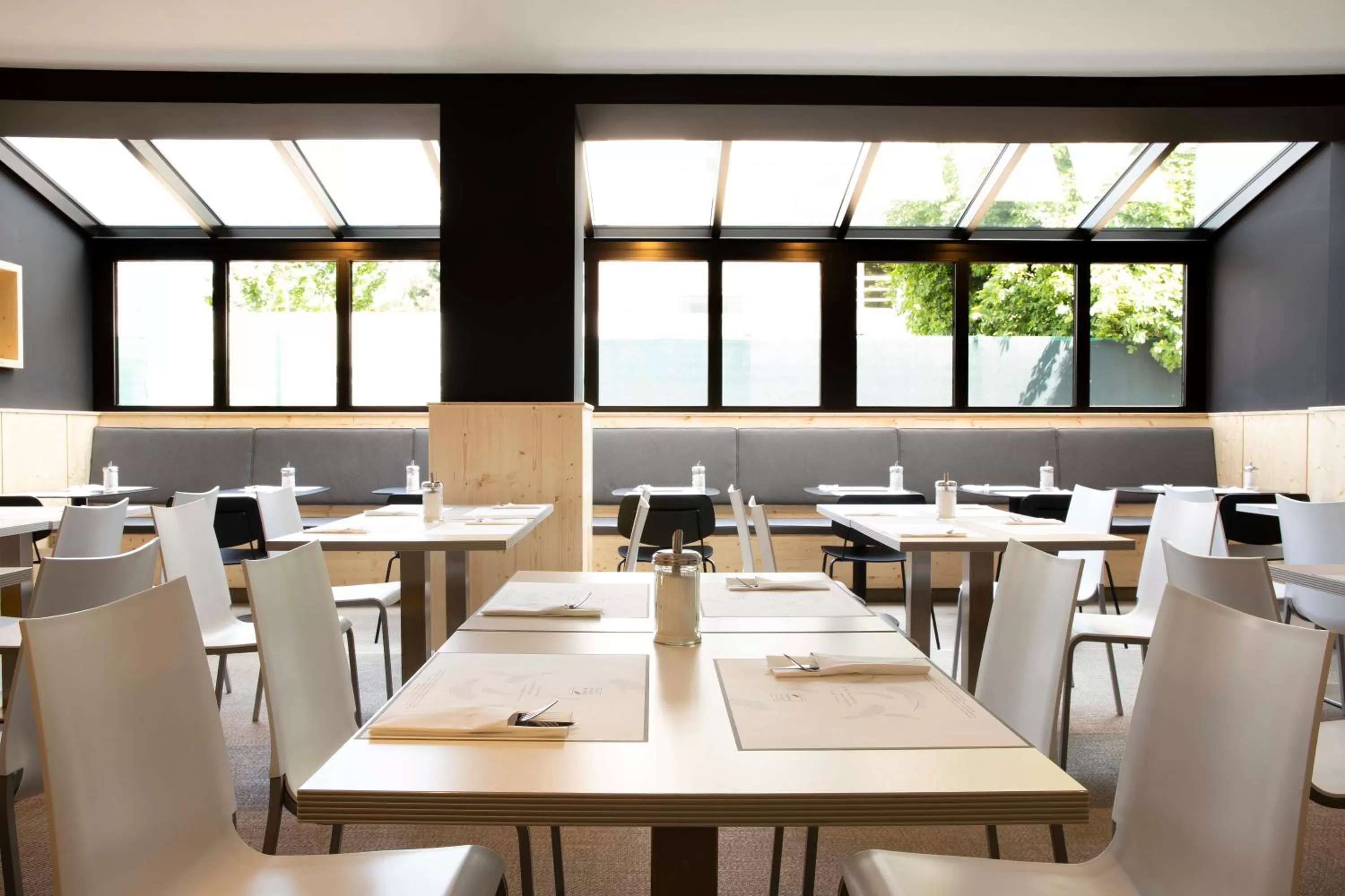 Restaurant/places to eat in Hotel Le Bugatti