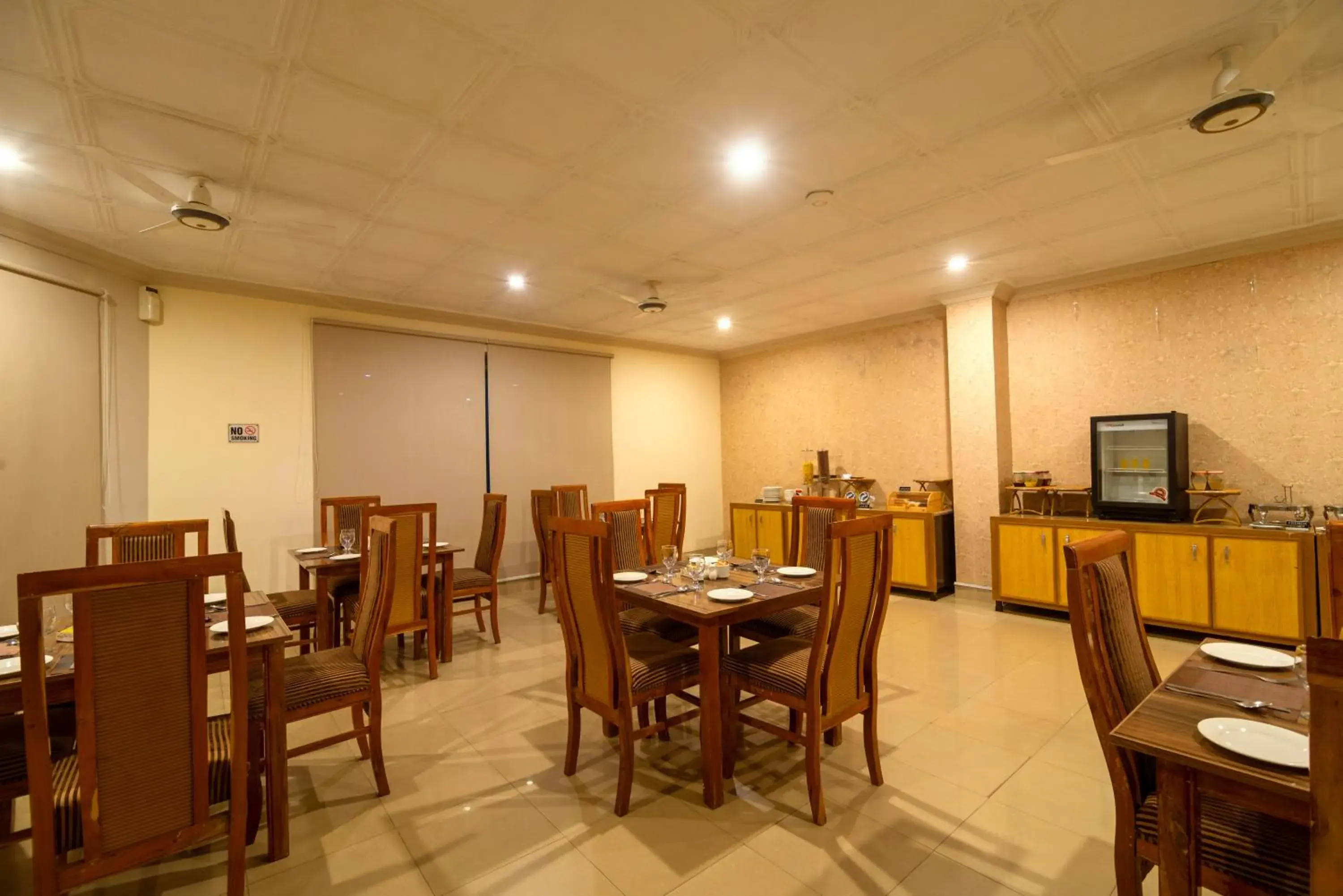 Restaurant/places to eat in Hotel One Lalazar Multan