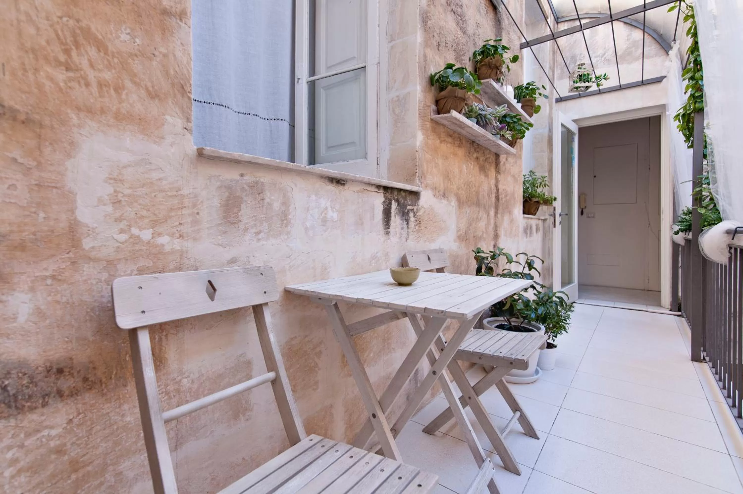 Patio in Casa di Lo Suites