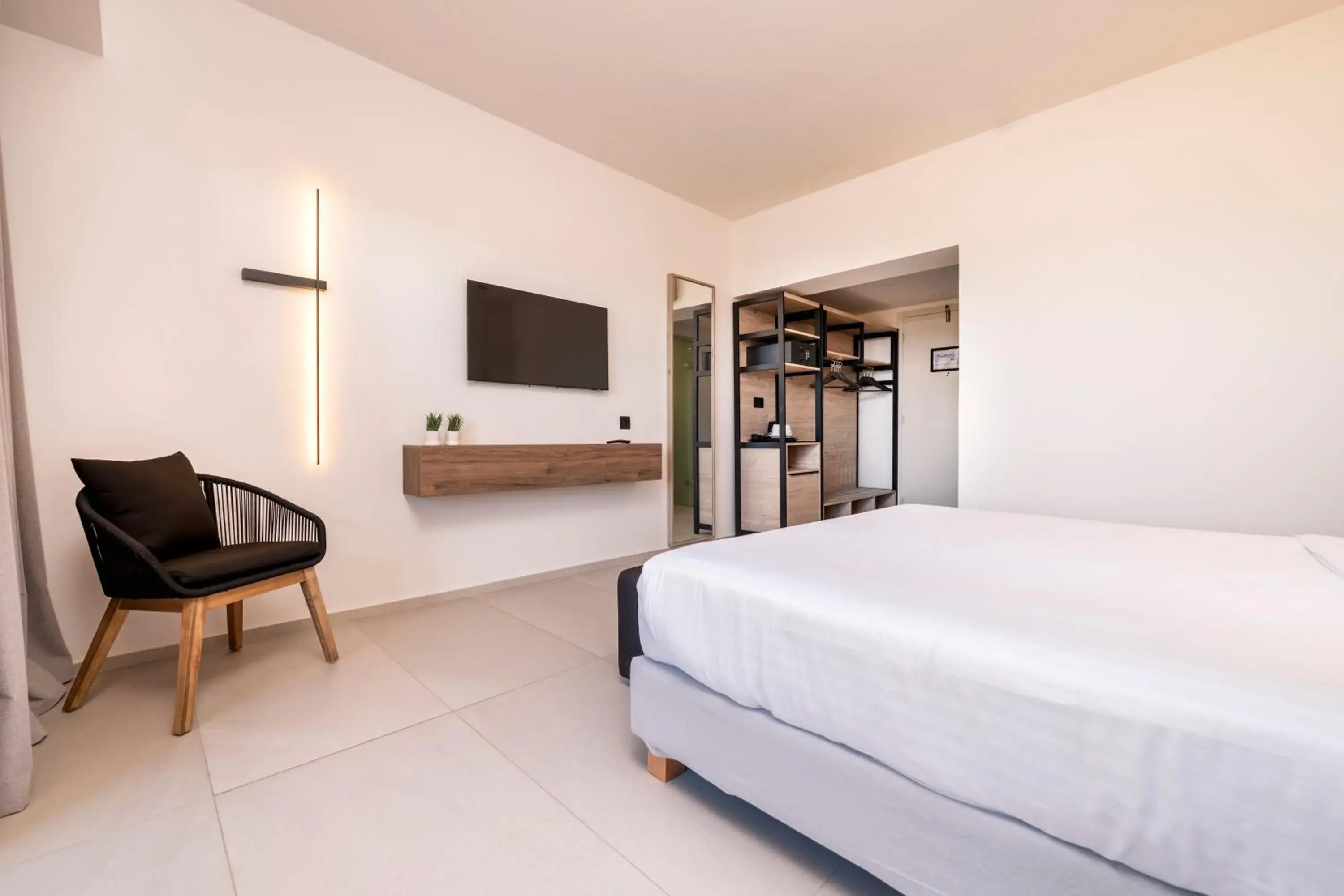 Bedroom, TV/Entertainment Center in D'Andrea Mare Beach Hotel