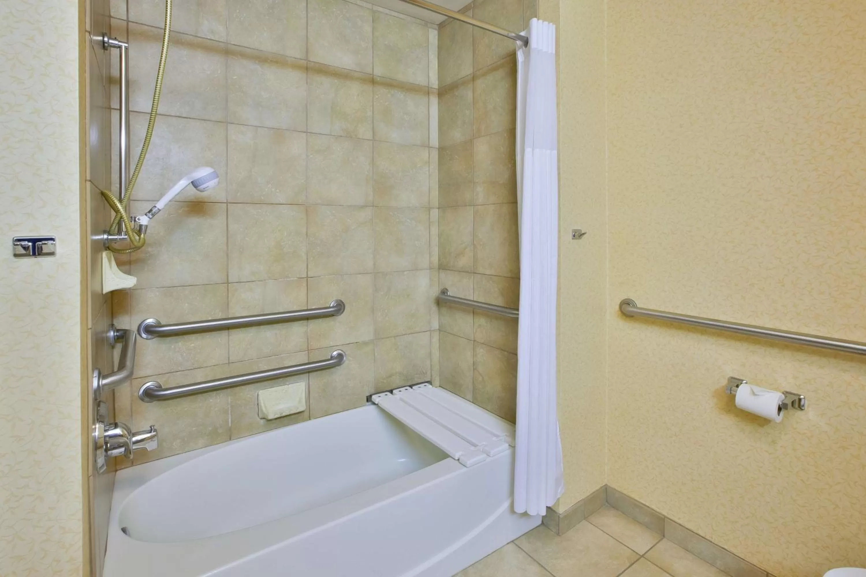 Bathroom in Hampton Inn Pittsburgh Area-Beaver Valley-Center Township