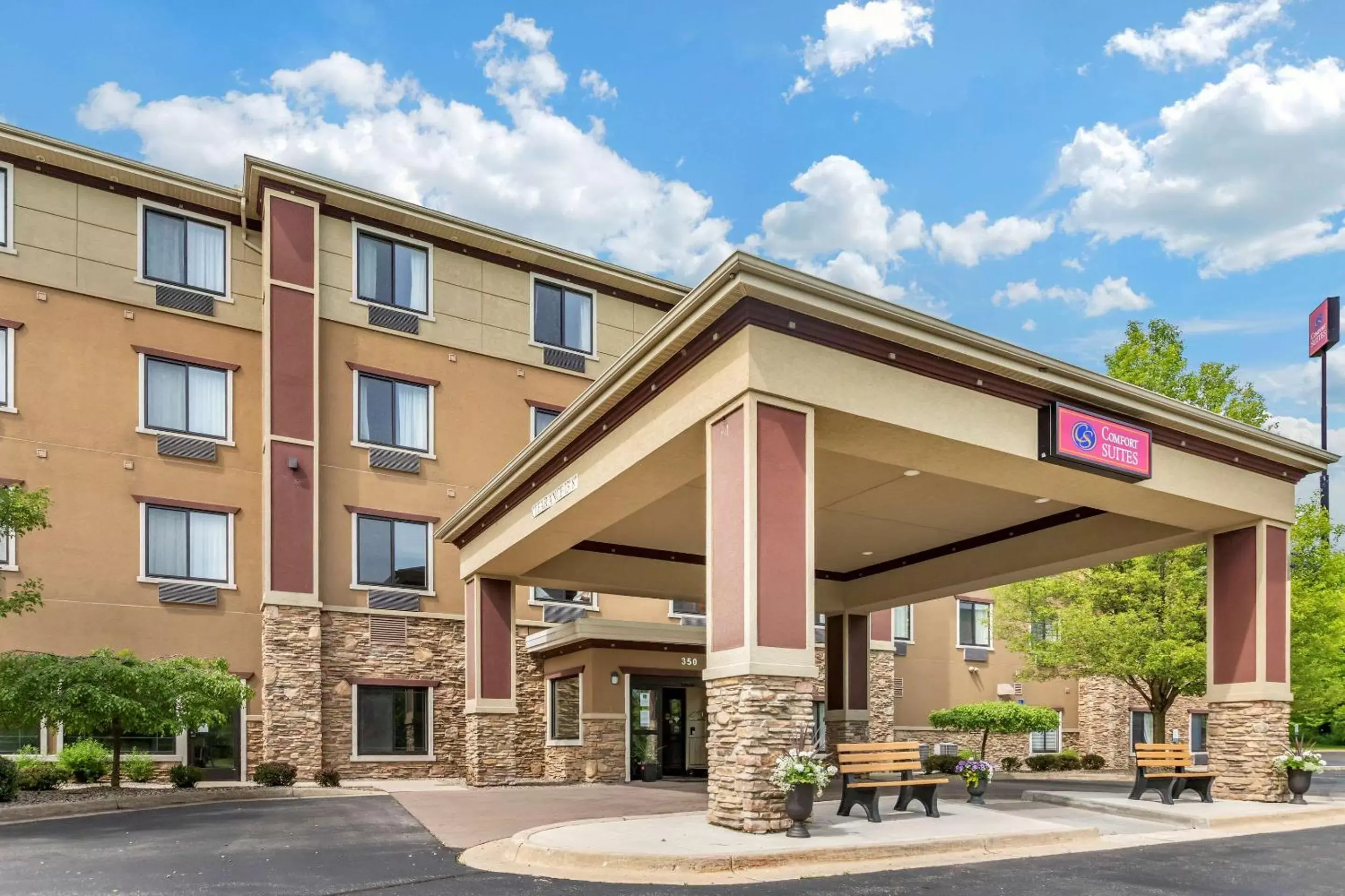 Property building in Comfort Suites Grand Rapids North Property building in Comfort Suites Grand Rapids North