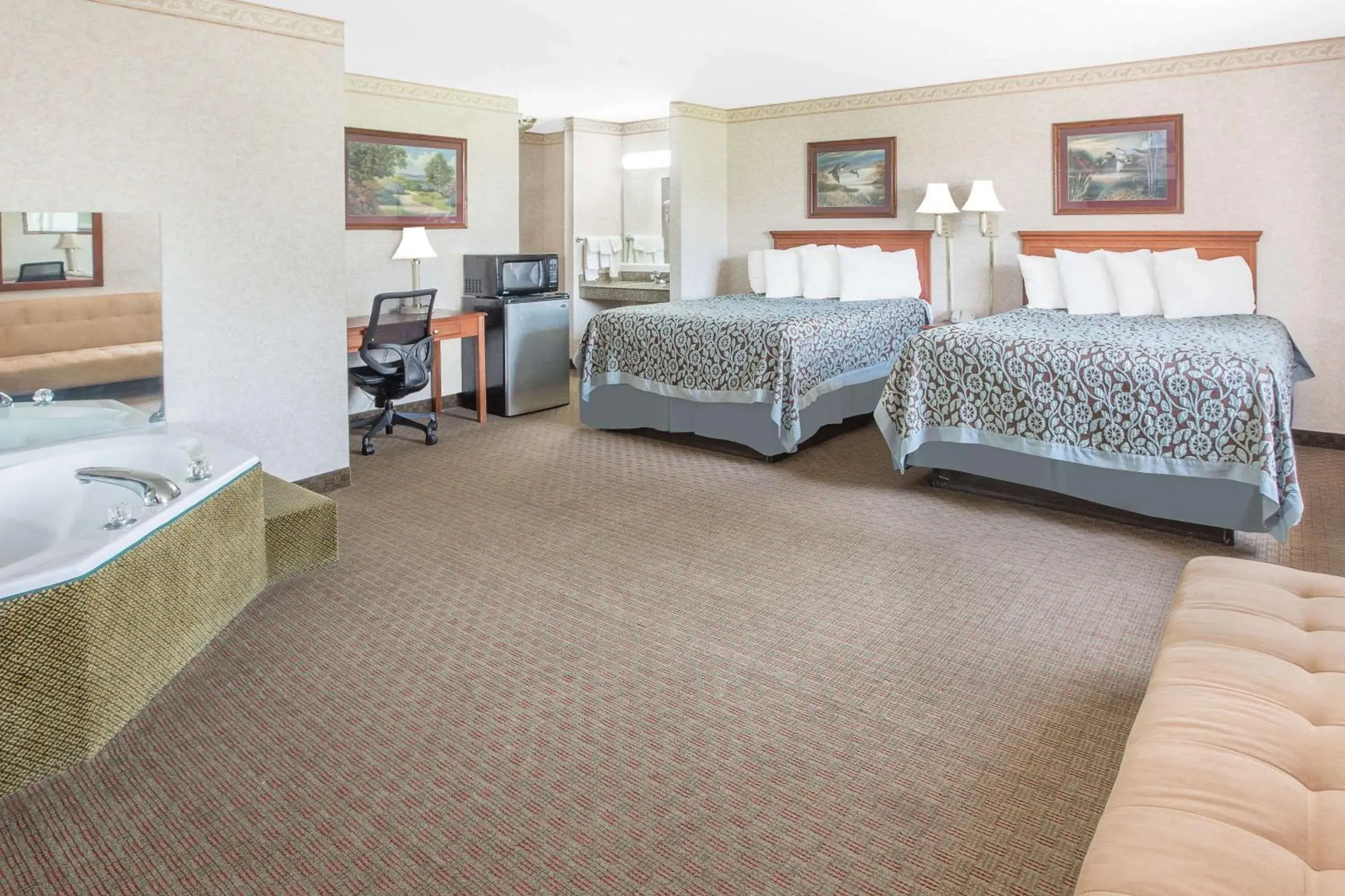 Photo of the whole room, Bed in Days Inn & Suites by Wyndham Brinkley