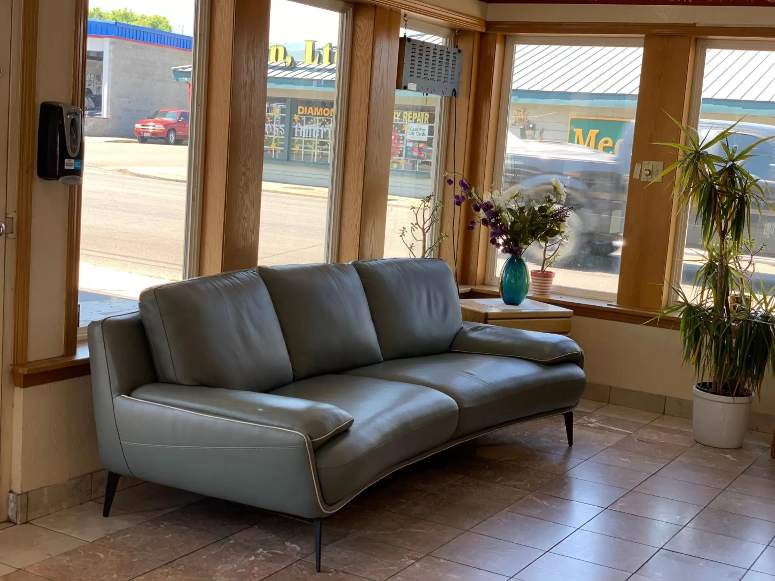 Seating area in Red Carpet Inn Medford