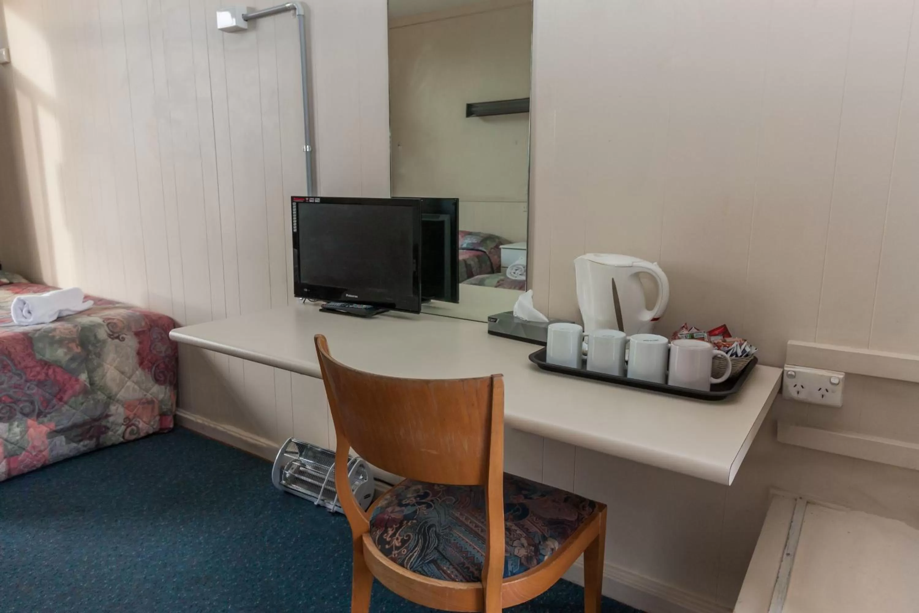 TV and multimedia in Moruya Waterfront Hotel Motel