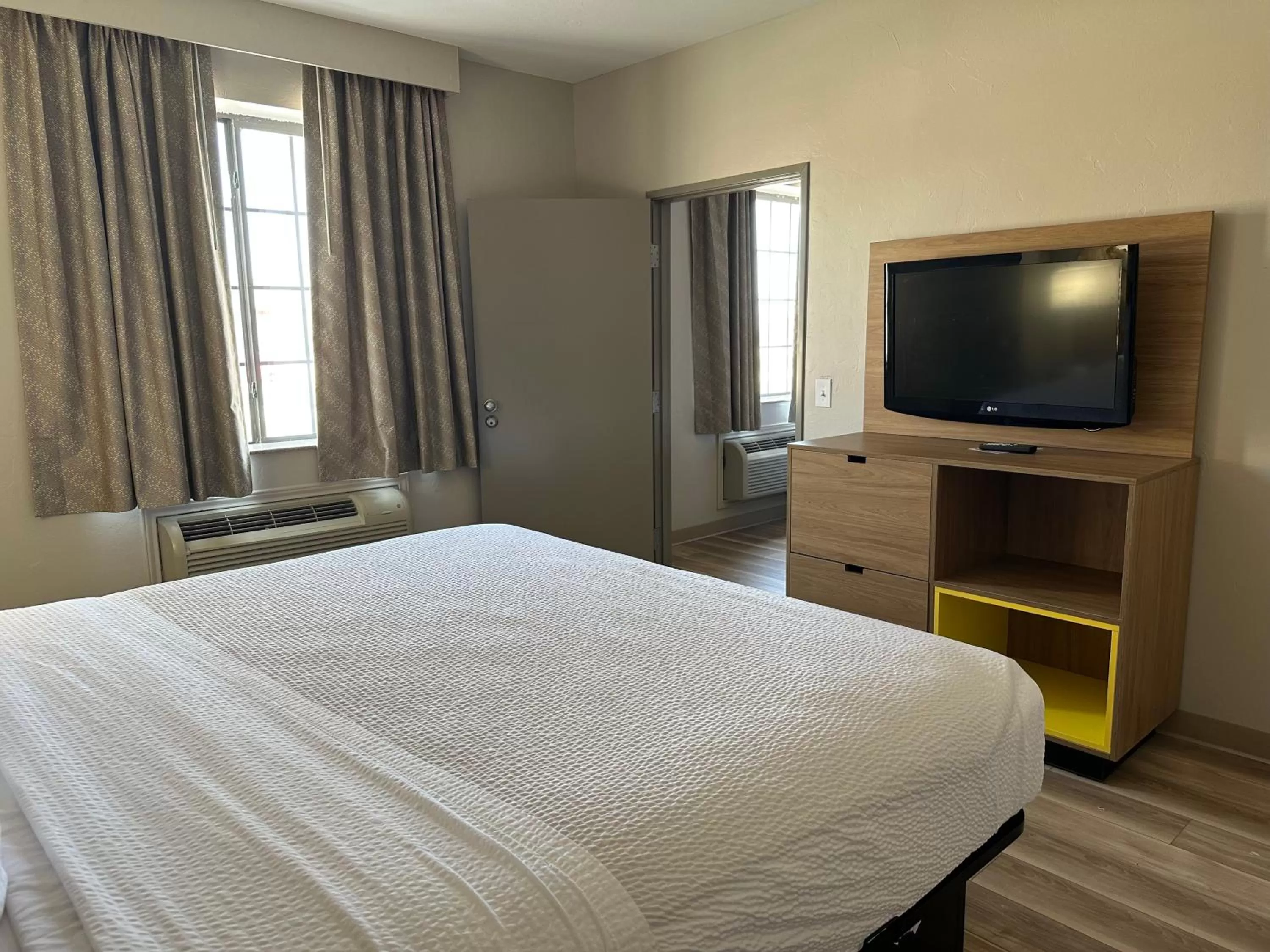 Bedroom, Bed in Days Inn by Wyndham Oklahoma City