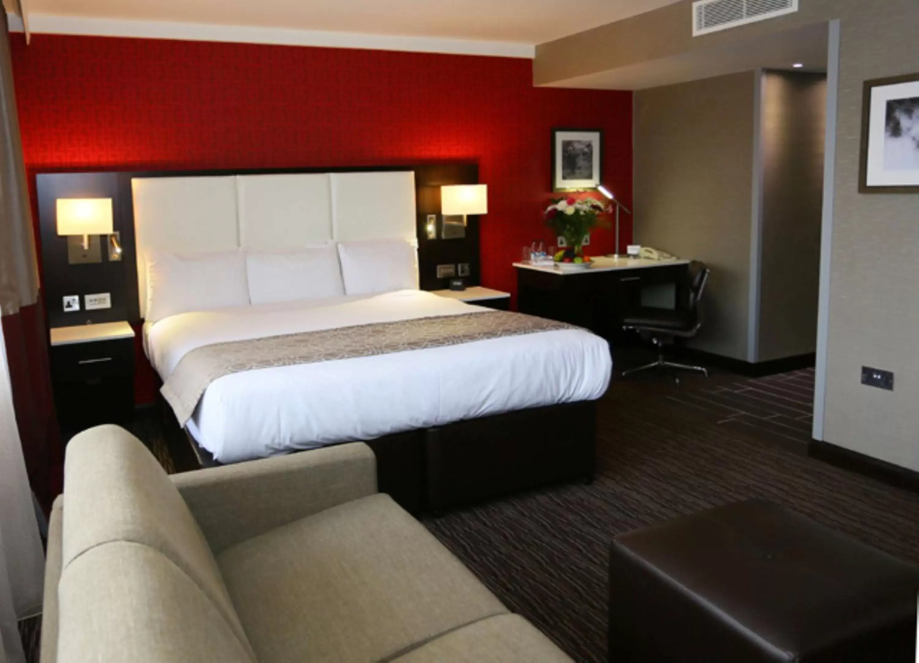 Living room, Bed in DoubleTree by Hilton Hotel Nottingham - Gateway