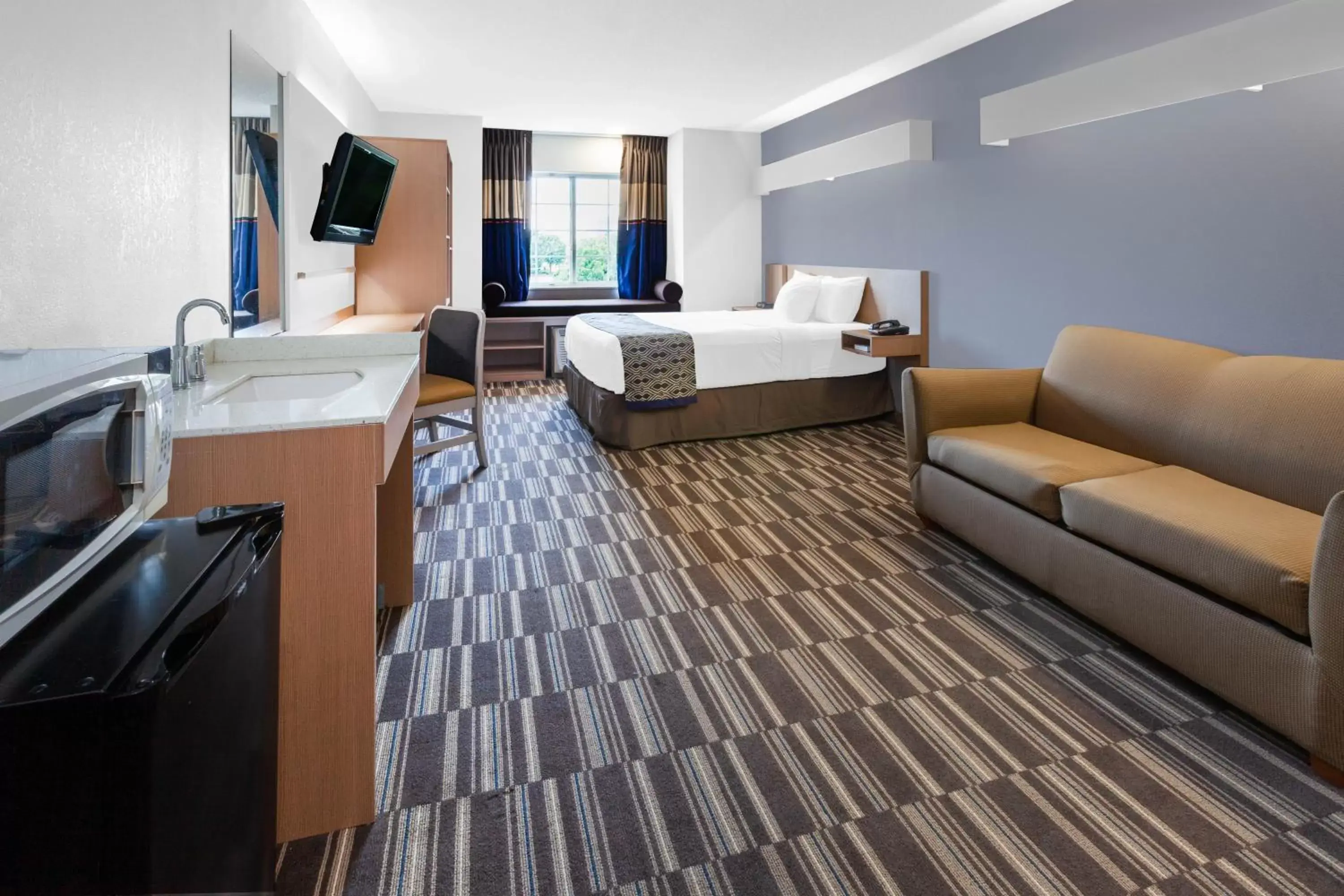 Living room, Seating Area in Microtel Inn Suite by Wyndham BWI Airport