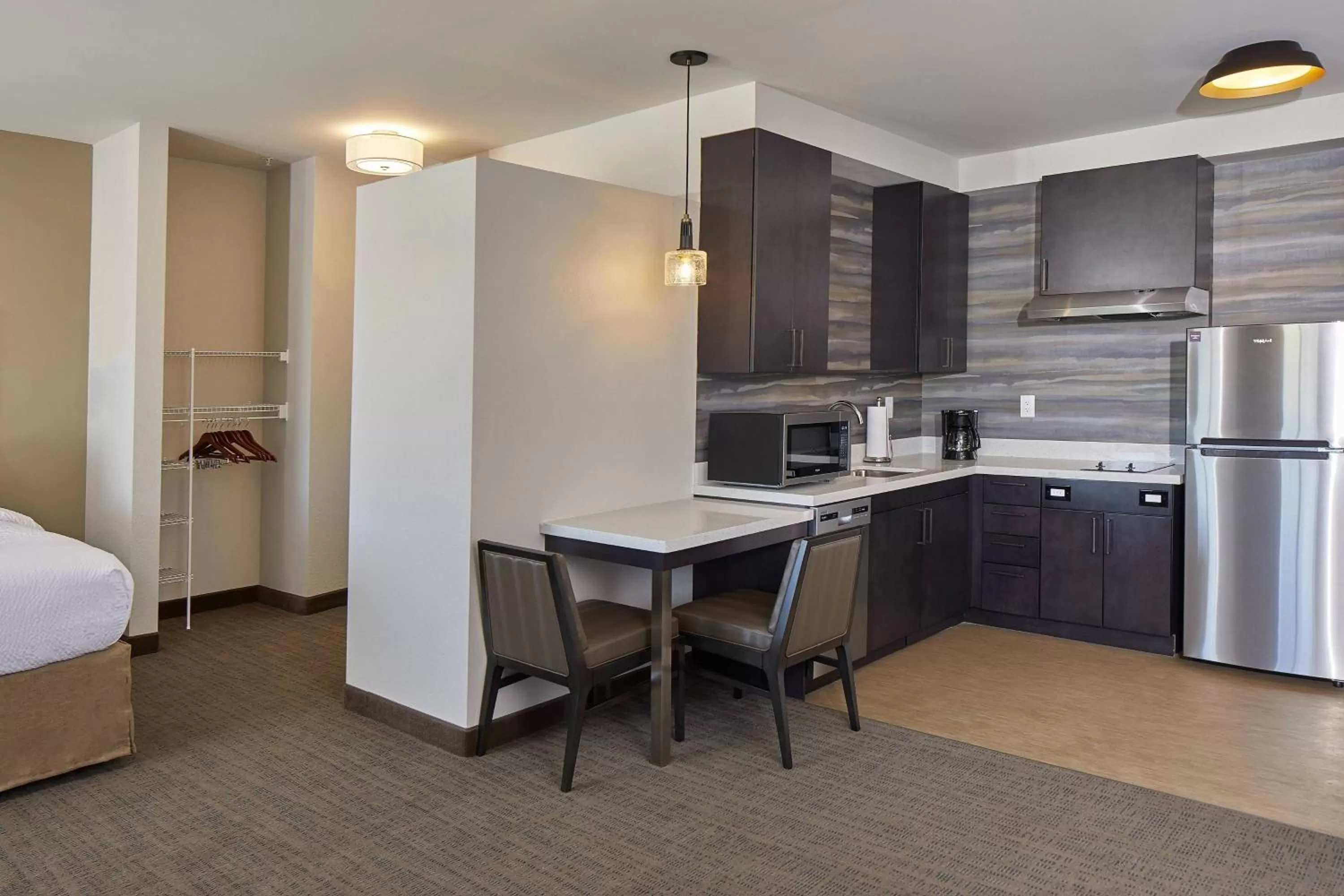 Kitchen or kitchenette, Bed in Residence Inn by Marriott Cleveland University Circle/Medical Center