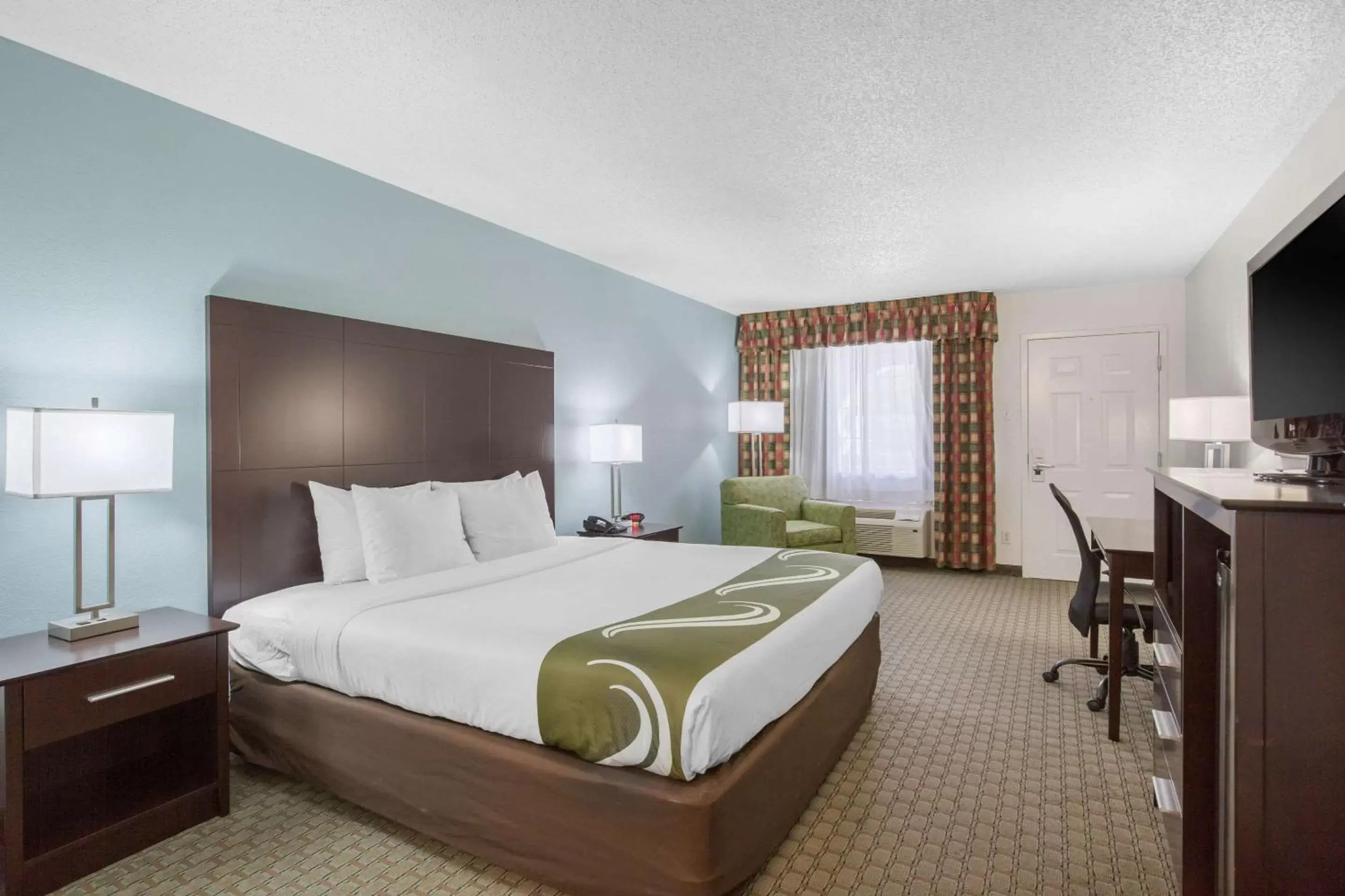 Photo of the whole room, Bed in Quality Inn Clute Freeport