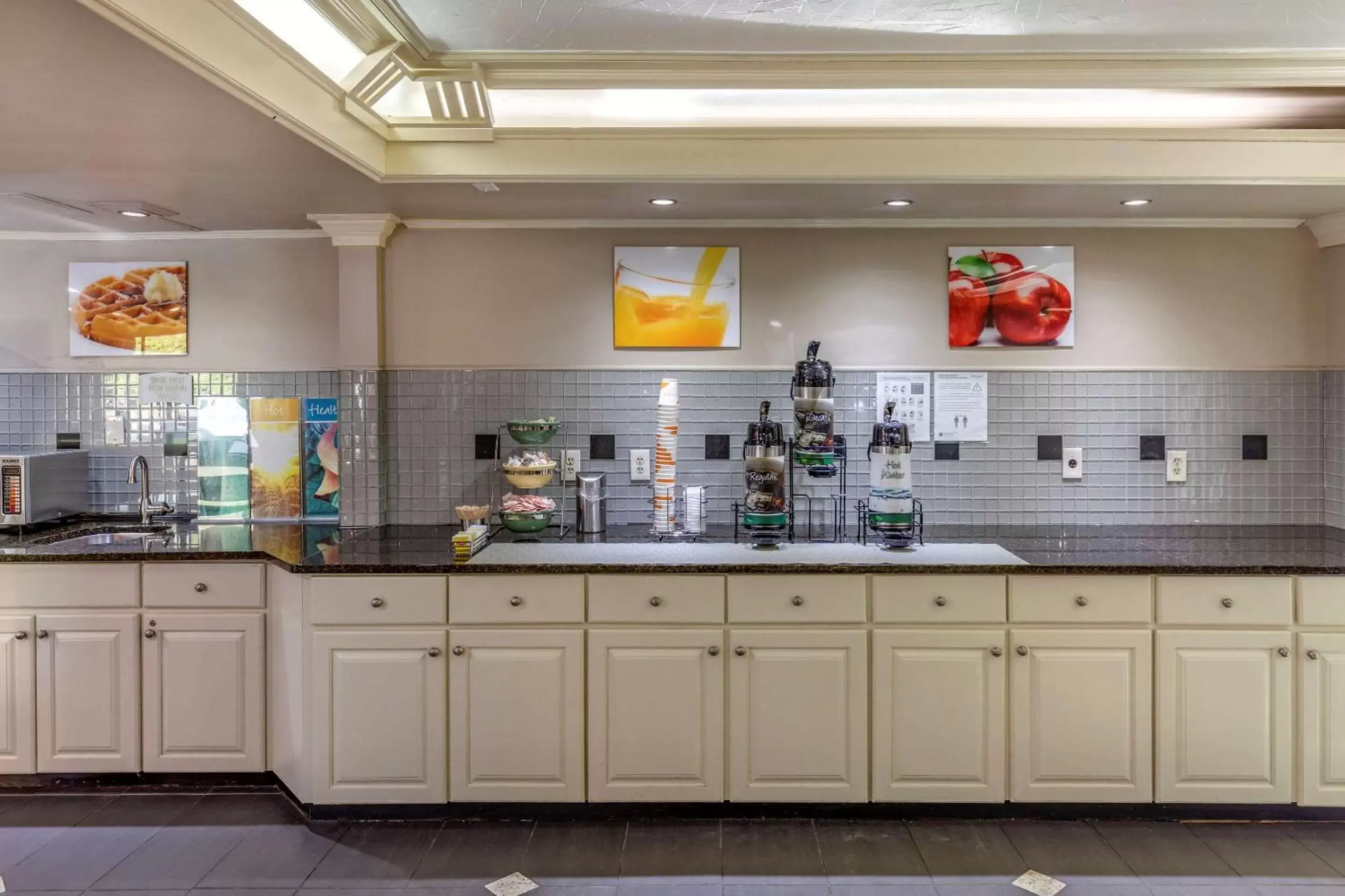 Restaurant/places to eat, Kitchen/Kitchenette in Quality Inn Duluth - Atlanta Northeast